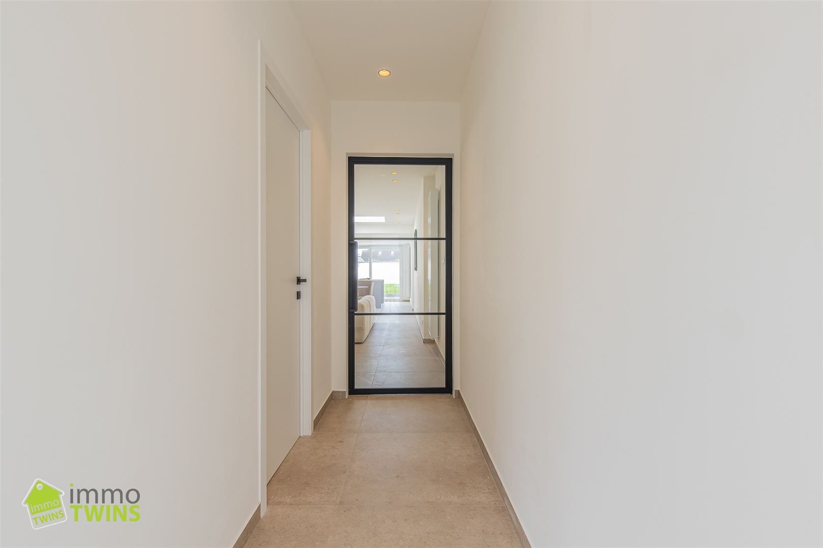 Totaal gerenoveerde, instapklare woning in hartje Beveren foto 19