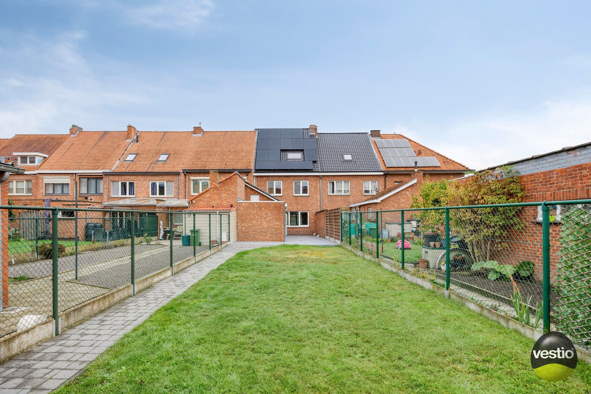 Charmante, gerenoveerde stadswoning met 4 slaapkamers en grote stadstuin. foto {{pictureIndex}}
