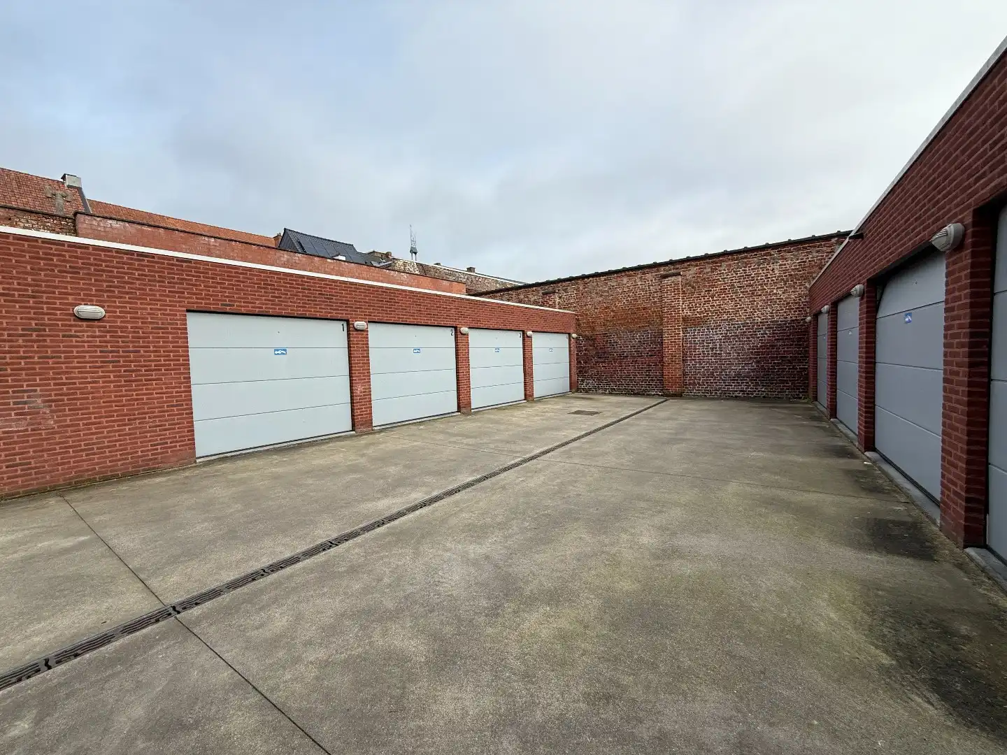 Afzonderlijke gemetste garage te huur in centrum Roeselare  foto 6