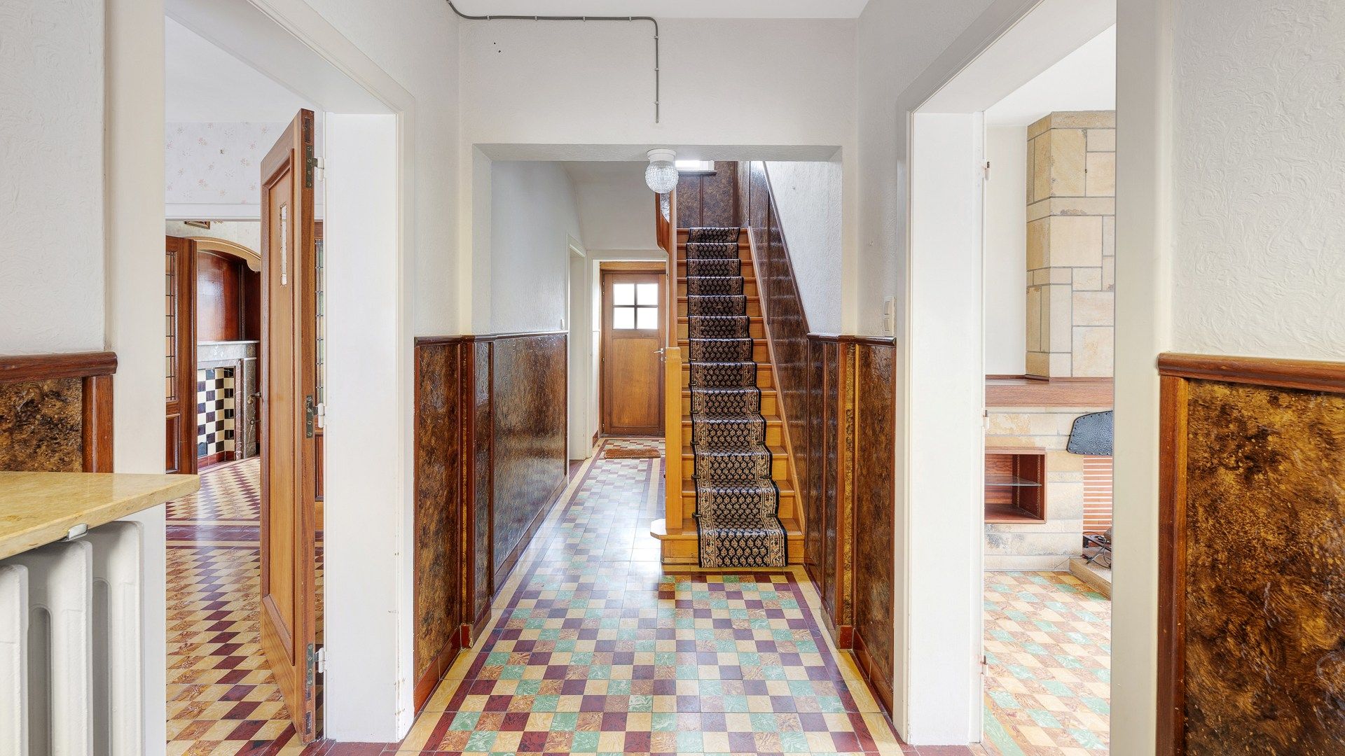 Klassieke villa met bijgebouwen, garage en prachtige tuin foto 4