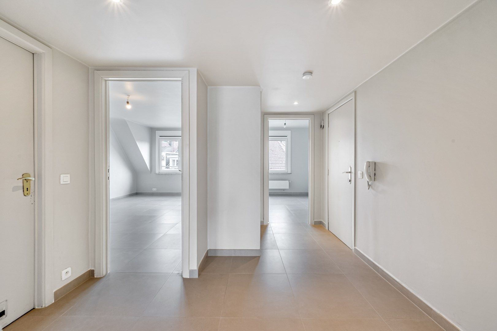Modern 2 slpk appartement met terras en garage foto 10