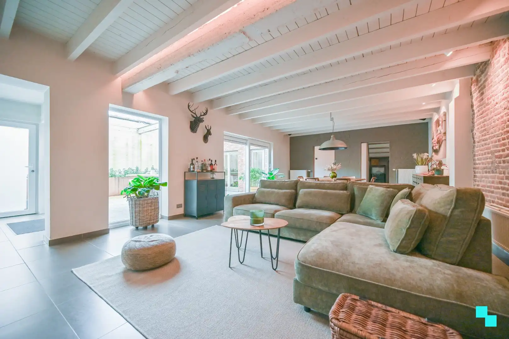 Stijlvol wonen met comfort: 5 slaapkamers, zonnig terras & moderne technieken foto 2