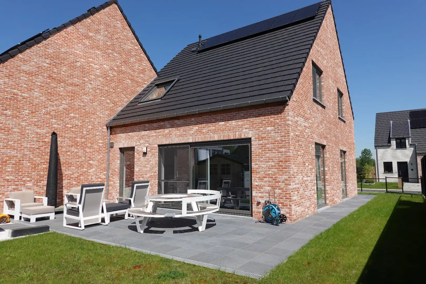 Prachtige halfopen nieuwbouwwoning met inpandige garage en zuidgerichte tuin foto 3