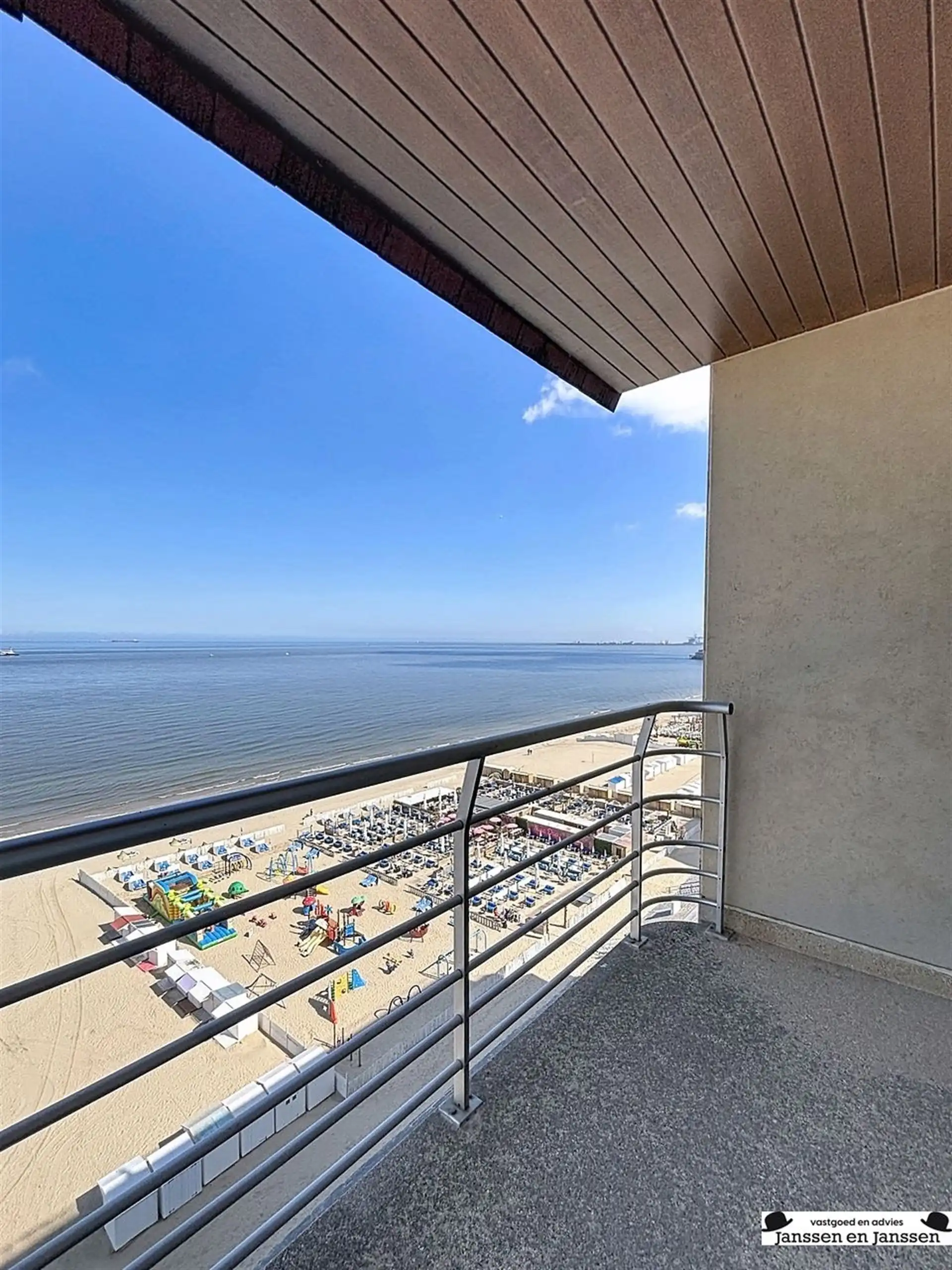 Appartement met frontaal zeezicht op de dijk in Blankenberge foto 2