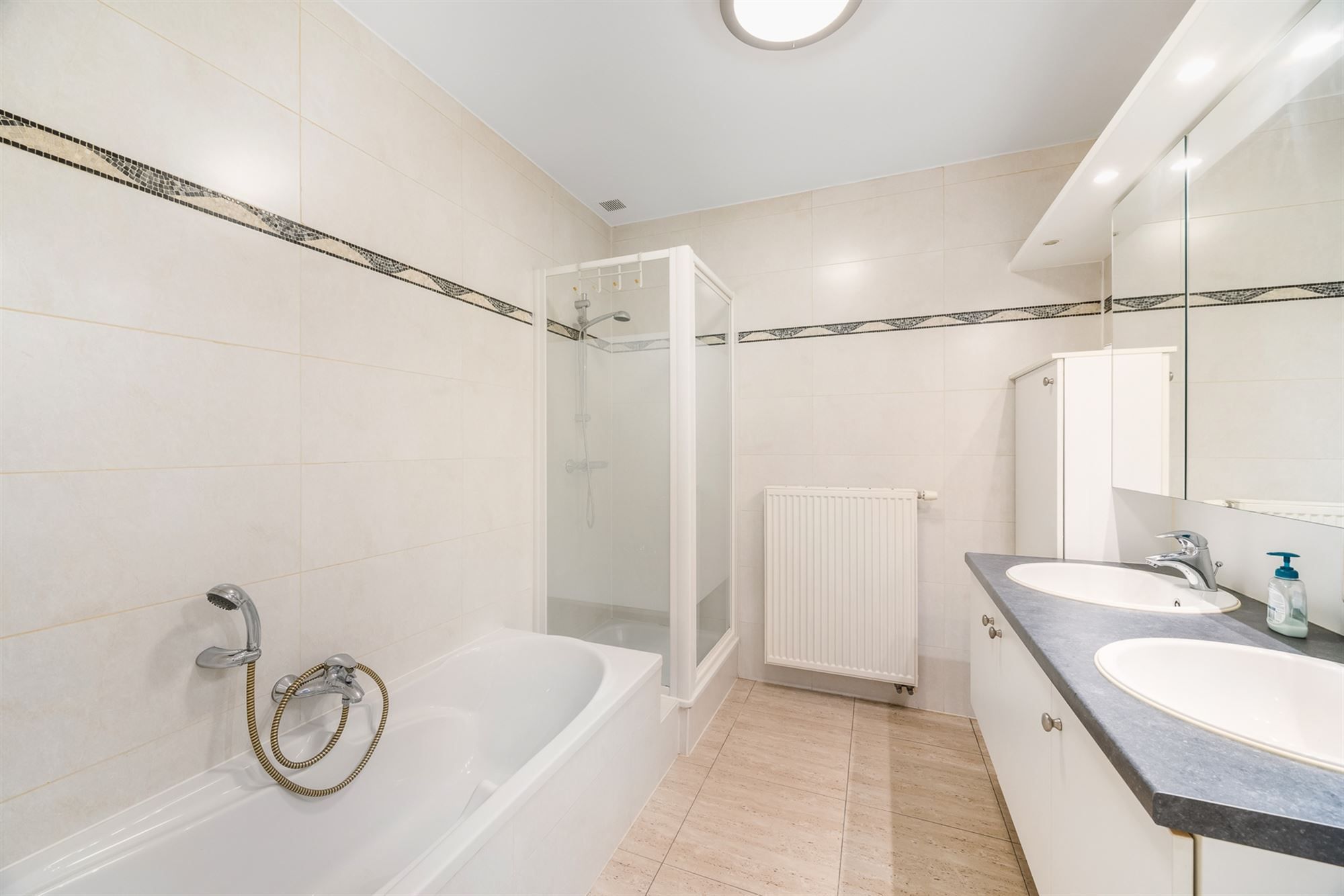 VOLLEDIG INSTAPKLAAR GELIJKVLOERS APPARTEMENT (145M²) MET 2 SLAAPKAMERS, INPANDIGE GARAGE EN TUIN/KOER TE BERINGEN-CENTRUM foto 13