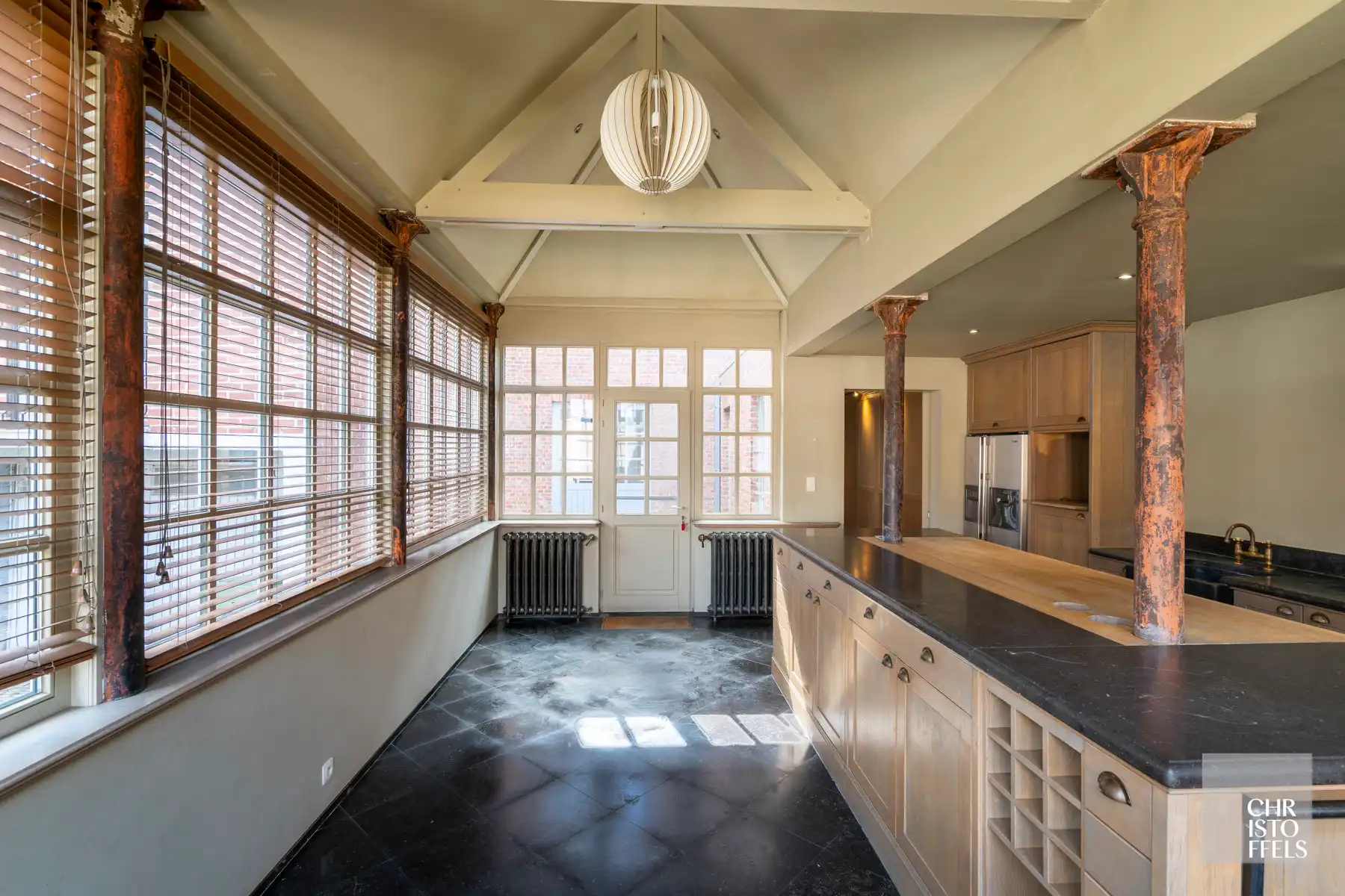 Hoofdfoto van de publicatie: Karaktervol herenhuis (230m²) met stadstuin en garage!