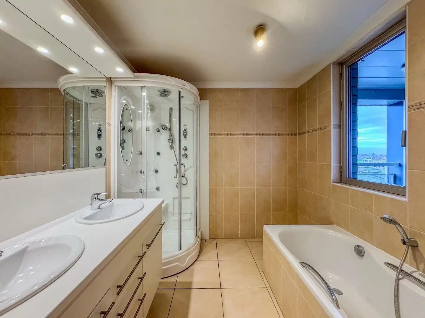 Ruim appartement met 2 slaapkamers en terras met prachtige vergezichten! foto 19