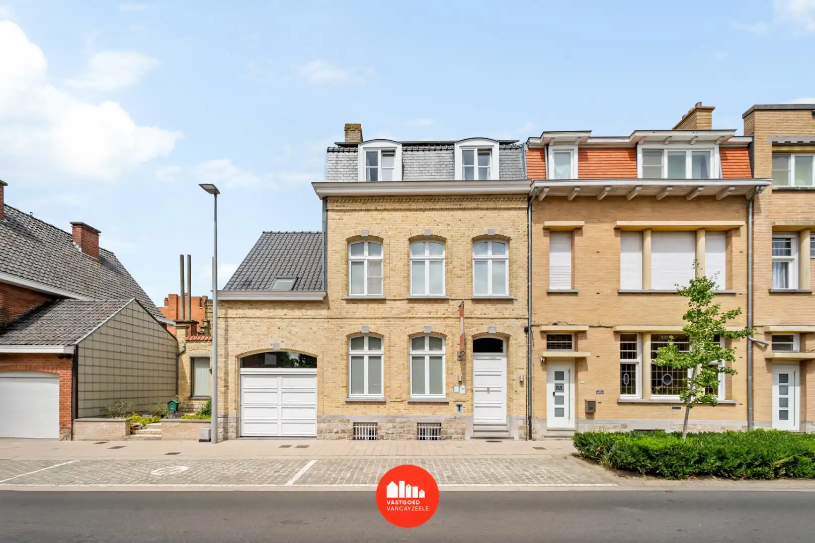 Exclusief en karaktervol herenhuis met 6 slaapkamers, inpandige garage en zonnige stadstuin in hartje Ieper foto {{pictureIndex}}
