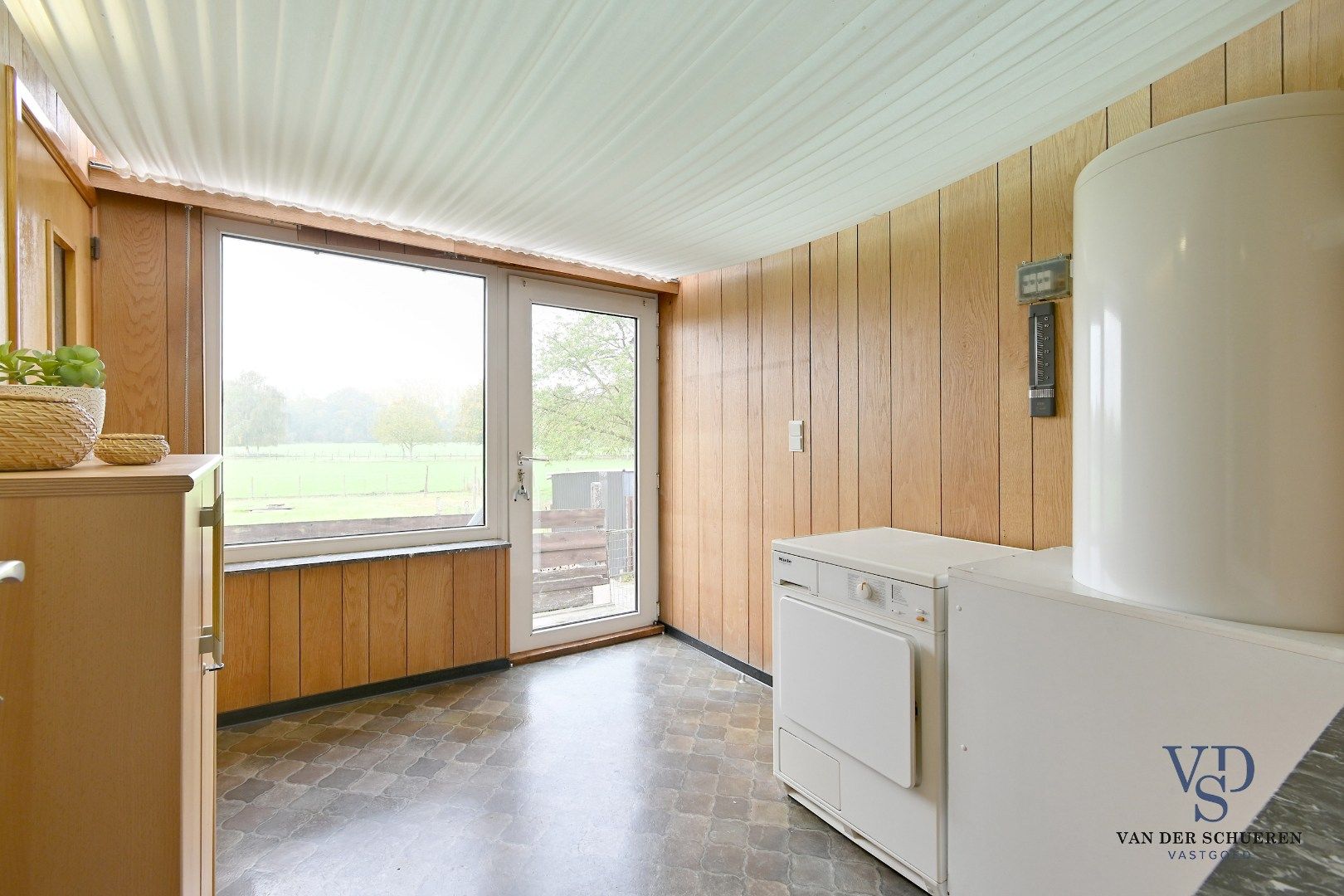 Te renoveren woning met uniek uitzicht op de omliggende akkers foto 10