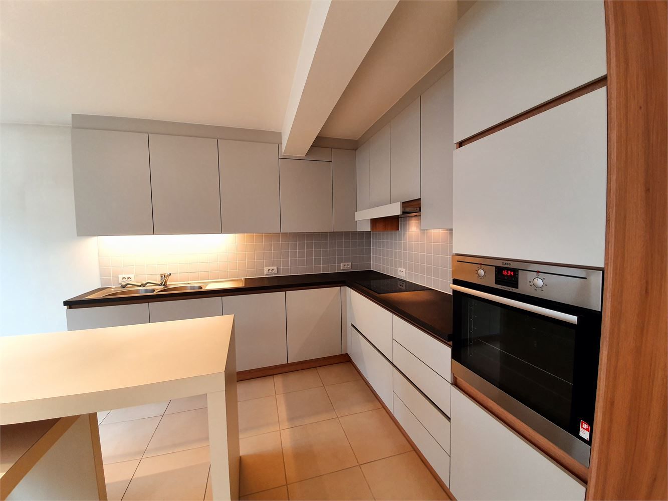 Hartje Brugge Groot lichtrijk modern appartement , alle luxe , 2 slaapkamerss en lift. foto 4