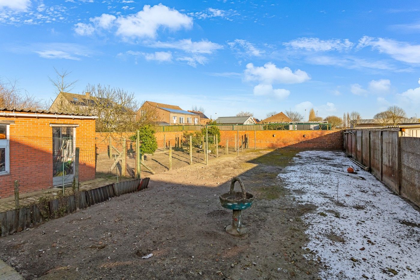 Licht op te frissen, vrijstaande woning met 2 à 3 slpk., tuin en dubbele garage foto 14