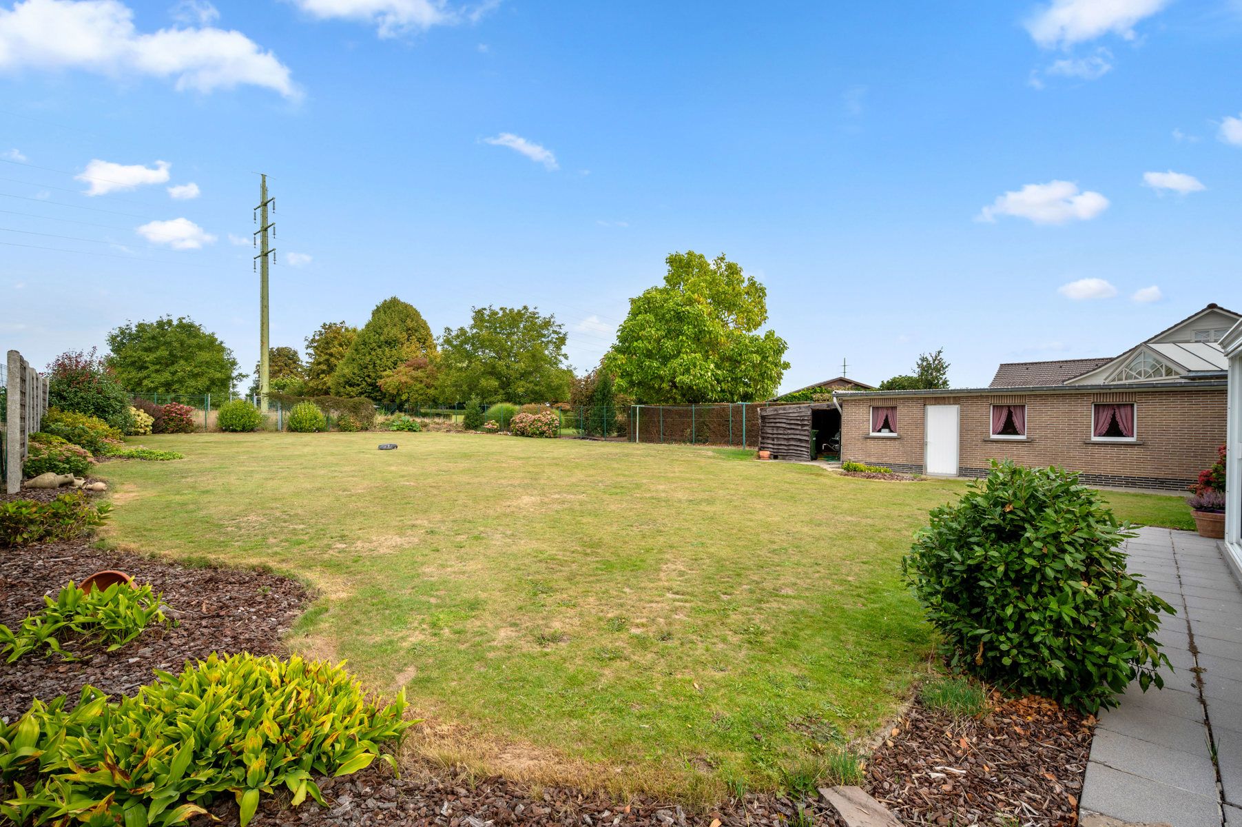 Ruime bungalow met prachtige tuin en talrijke mogelijkheden foto 21