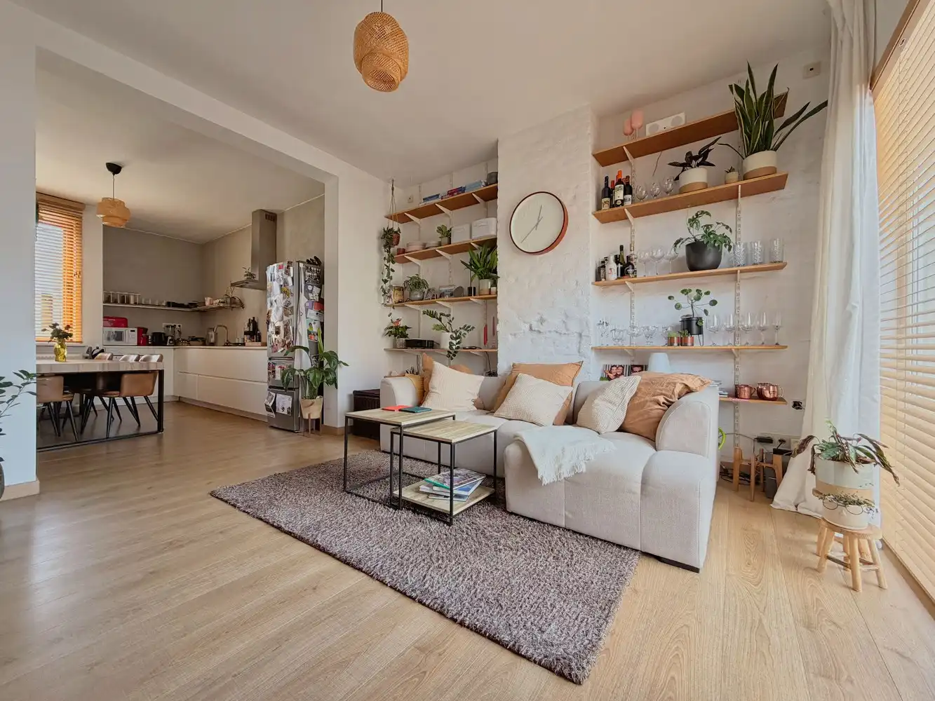 Hippe, lichtrijke woning met garage + terras in Rumbeke foto {{pictureIndex}}