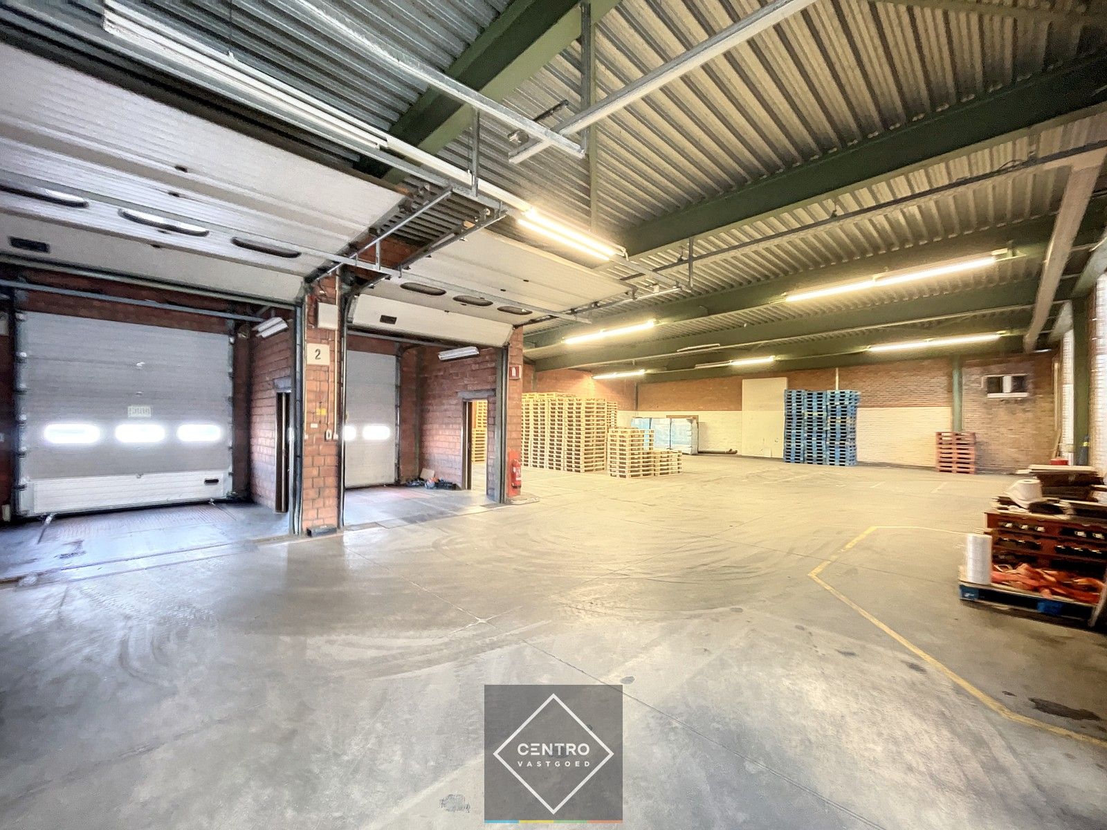 Instapklaar BEDRIJFSGEBOUW bestaande uit MAGAZIJNEN (2.400m²) met 2 laadkaden, 2 sectionaalpoorten en instapklare KANTOREN op industriezone "Herdersbrug" te Brugge foto 3