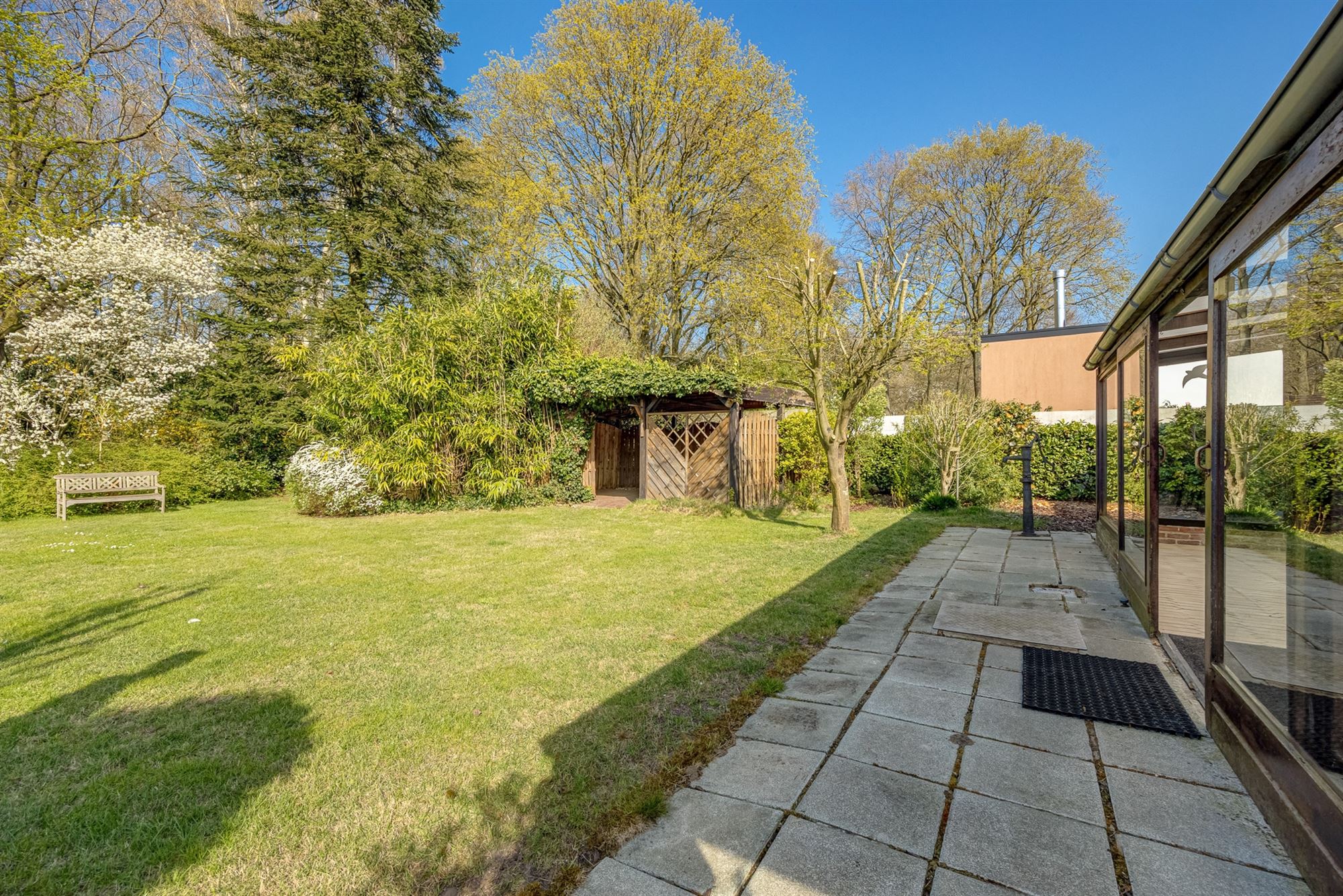Open bebouwing met drie slaapkamers en grote tuin foto 19