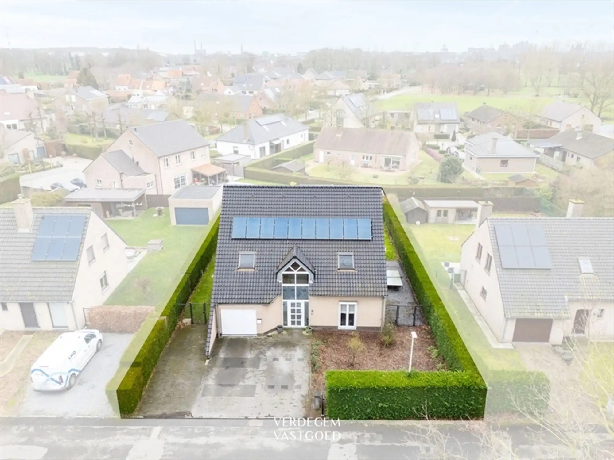 Ruime gezinswoning met 4 slaapkamers, garage en tuin in rustig straatje foto 25