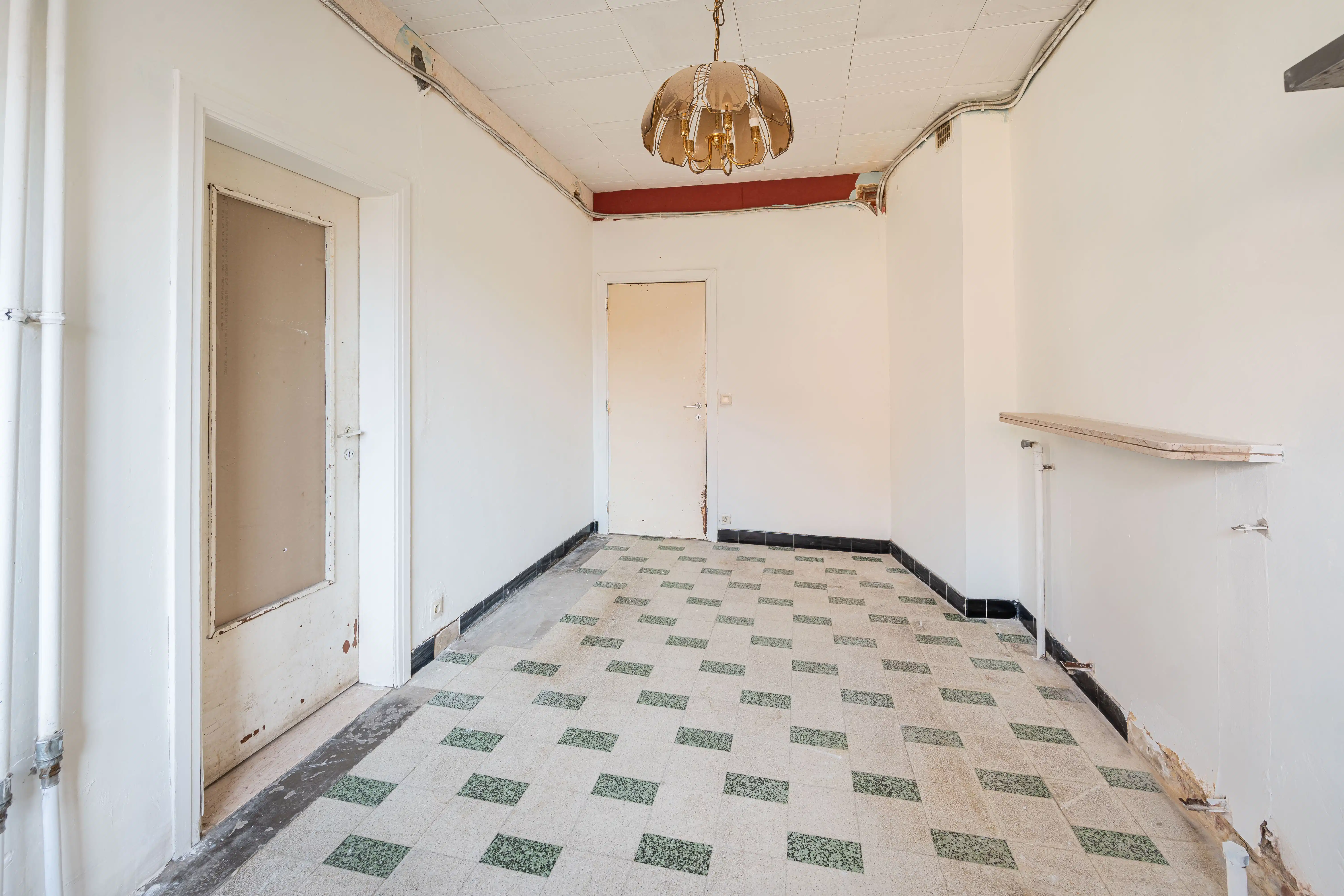 Ruime te renoveren gezinswoning met garage. foto 8