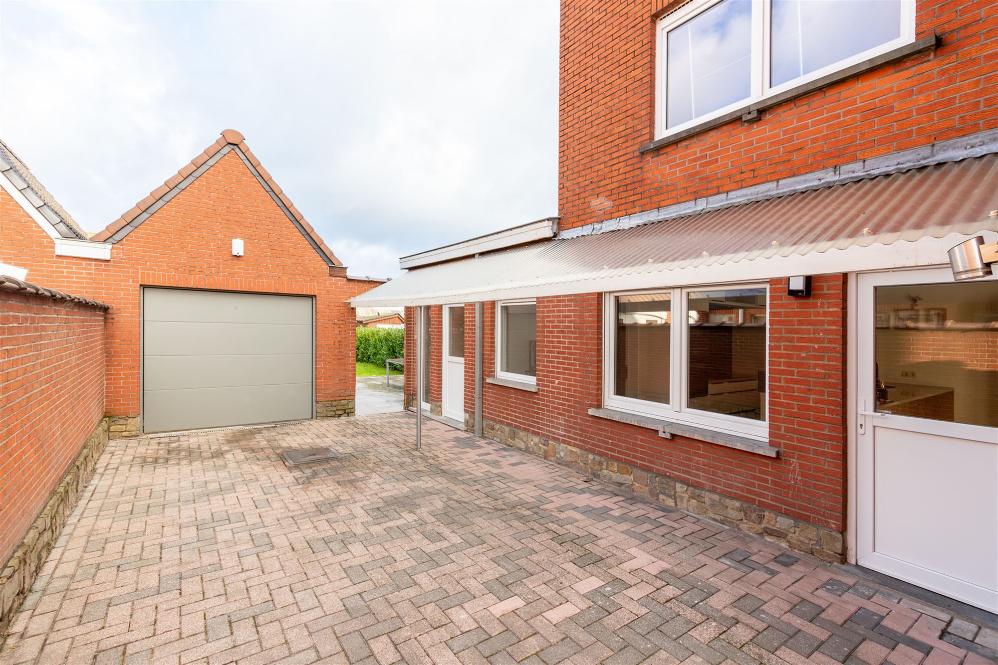 Totaal gerenoveerde woning met 3 slaapkamers, tuin en garage. foto 25