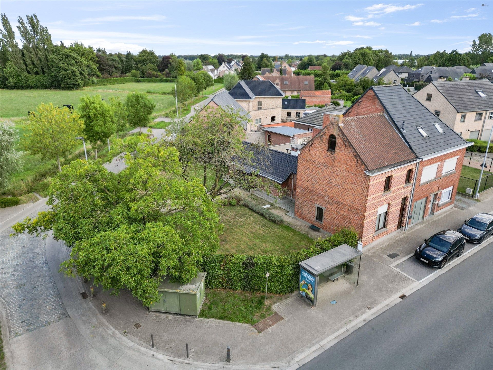 Hoofdfoto van de publicatie: halfopen bebouwing met leuke tuin