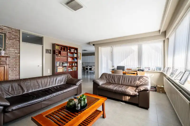 Unieke en ruime woning met geïntegreerd kantoor, 4 slpks en zuidgerichte tuin foto 8