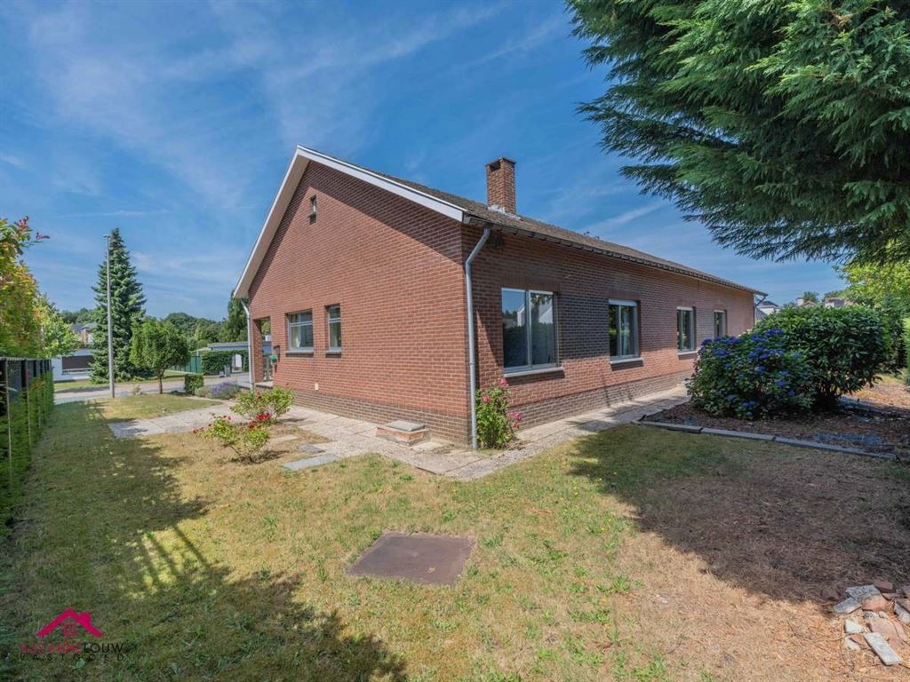 Vrijstaande, gelijkvloerse gezinswoning met inpandige garage foto 5