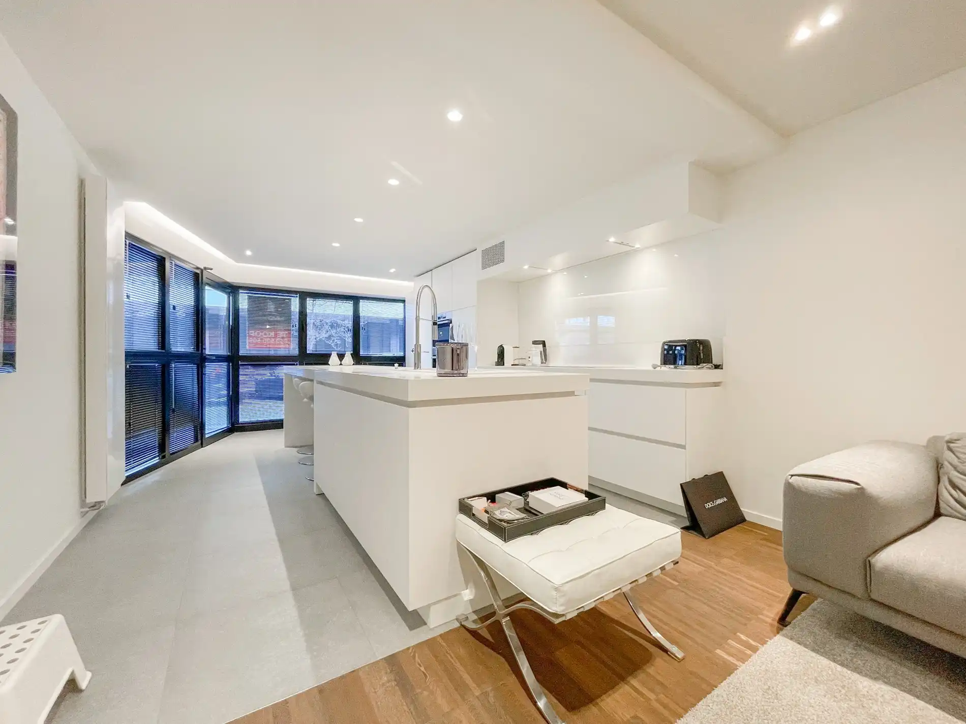 Stijlvol, instapklaar appartement met een ruim terras gelegen aan het Lichttorenplein op enkele passen van de zee. foto 5