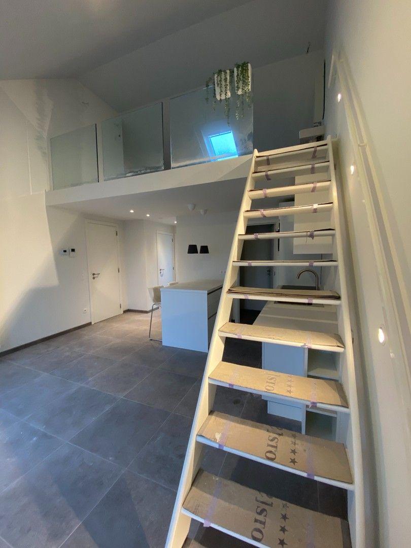 Modern dakappartement in loftstijl met terras – centrum Aarschot foto 6