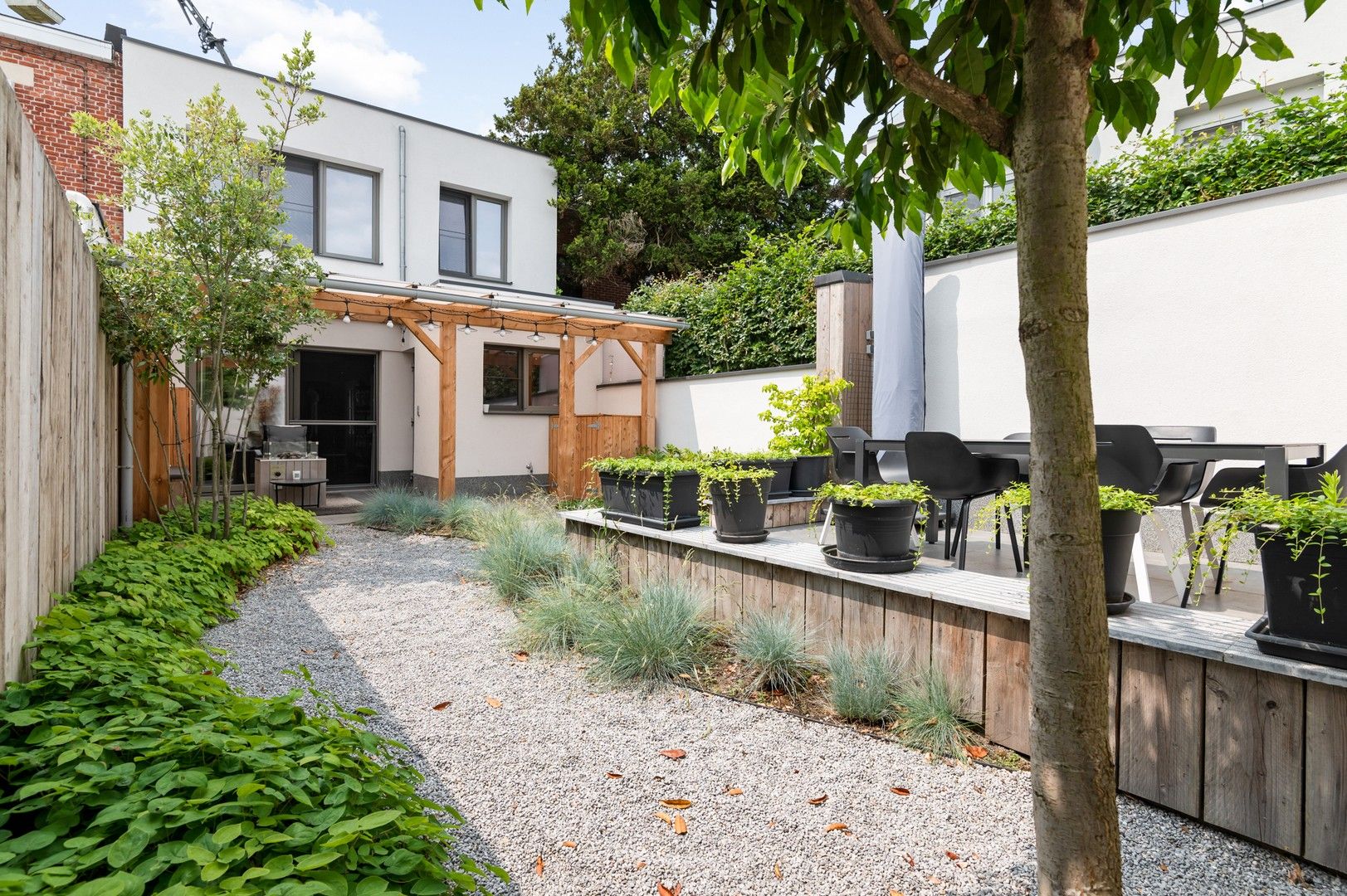 Gerenoveerde woning met zalige tuin in de woonwijk Vriesdonk foto 3
