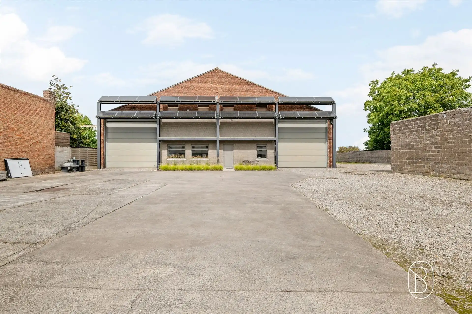 Grote, instapklare, goed onderhouden loods met parking foto 3