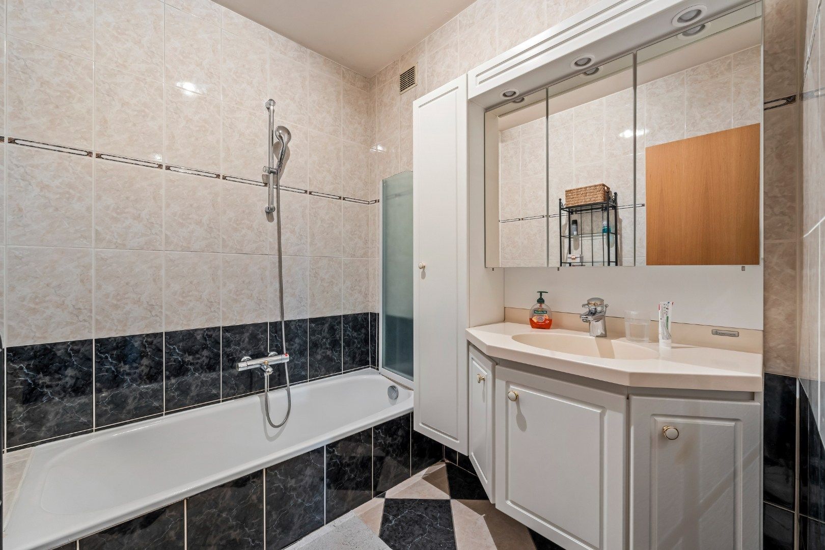 Dakappartement met 2 slaapkamers, 2 terrassen en lift in het centrum van Ieper foto 10