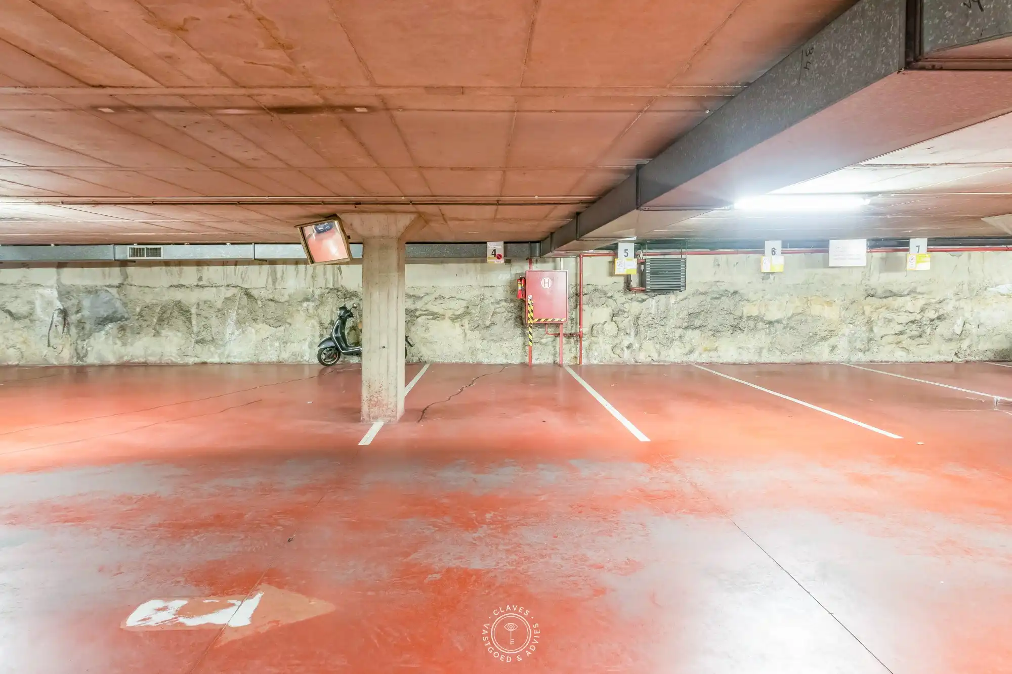 Ondergrondse autostaanplaats in centrum Sint-Niklaas foto {{pictureIndex}}