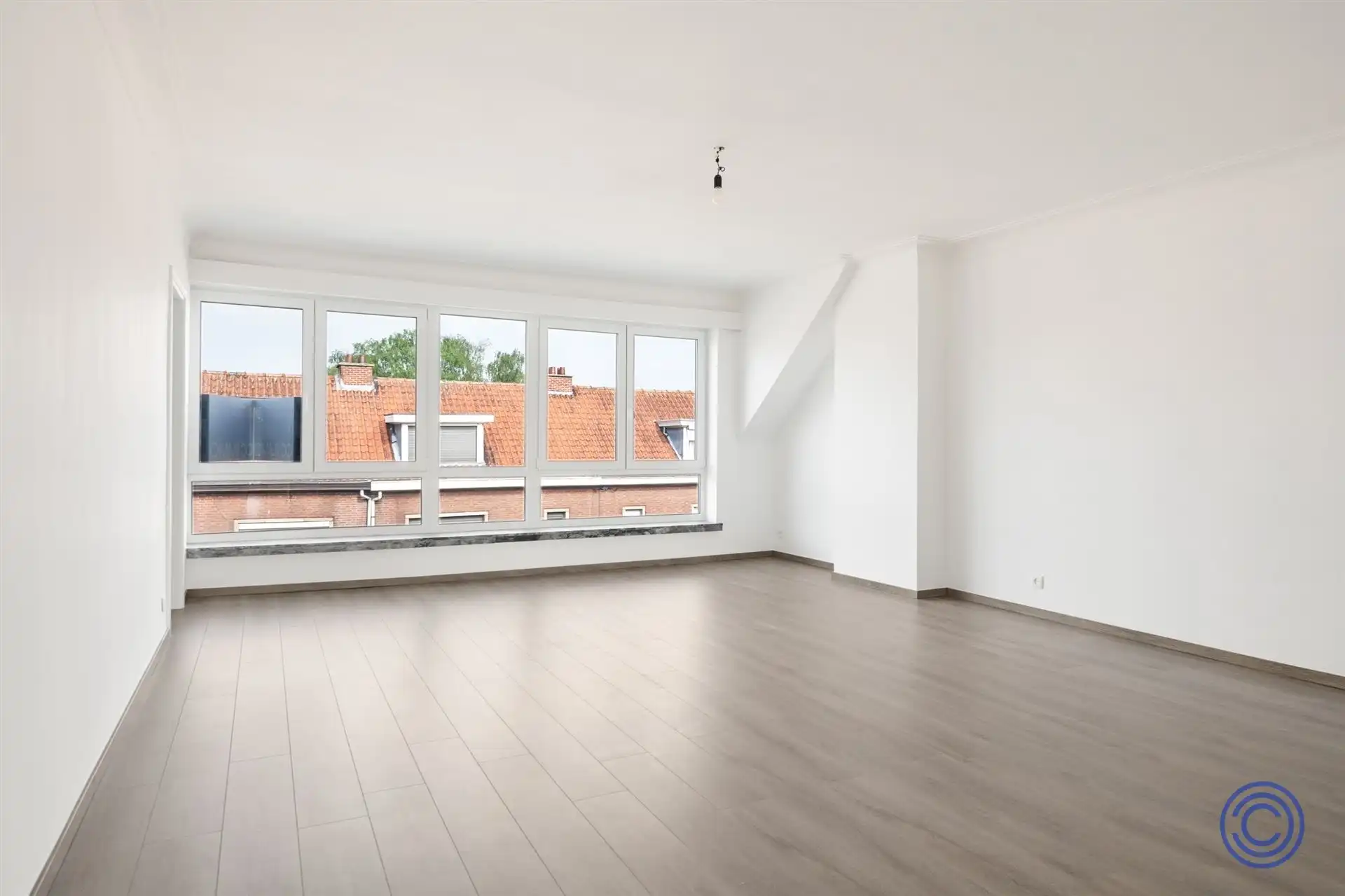 Volledig gerenoveerd 2-slp appartement met zonnig terras! foto 12