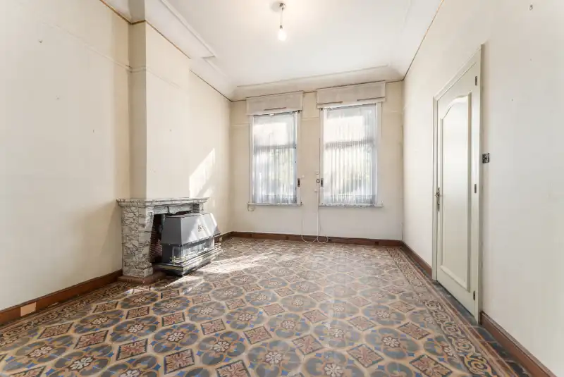 Te renoveren burgerwoning met enorm potentieel in hartje Roeselare foto 6