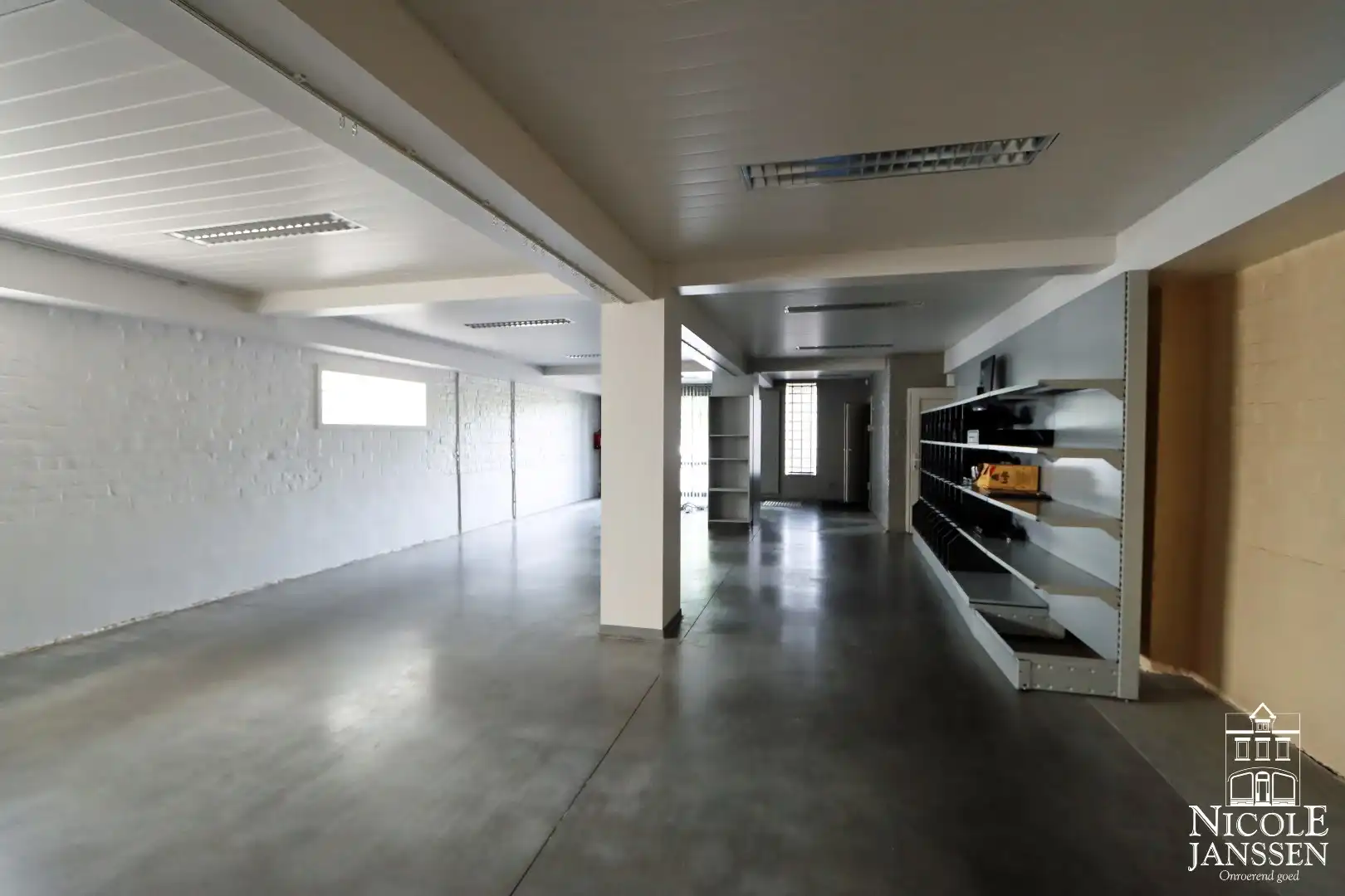 Handelspand met grote loods en bovengelegen woonst net buiten het centrum van Maaseik foto 6