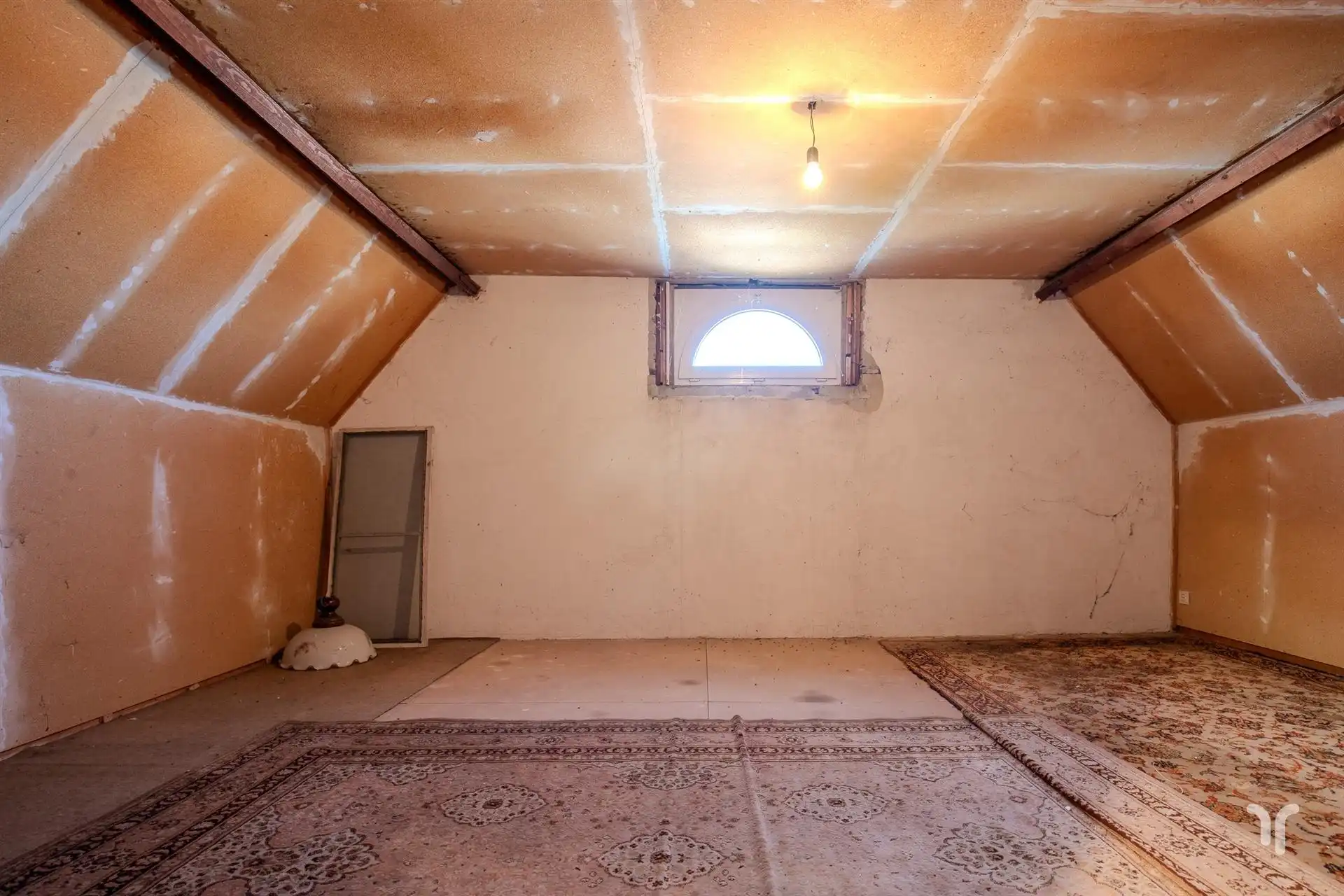Te renoveren karaktervolle burgerwoning op ruim, zuidgericht perceel met oprit en garages. foto 16