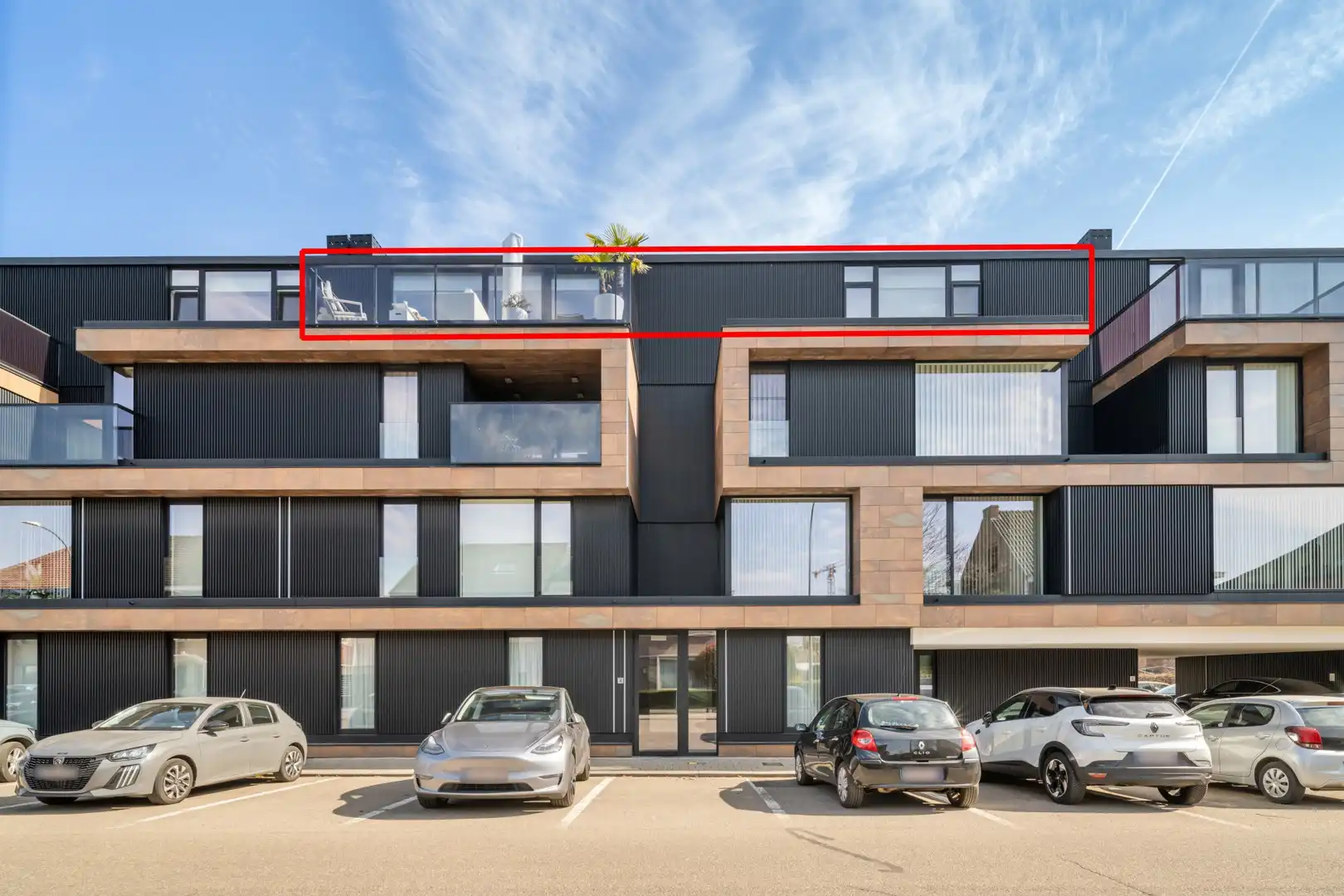 Exclusief penthouse met zonovergoten terrassen in het hart van Sint-Truiden. foto {{pictureIndex}}