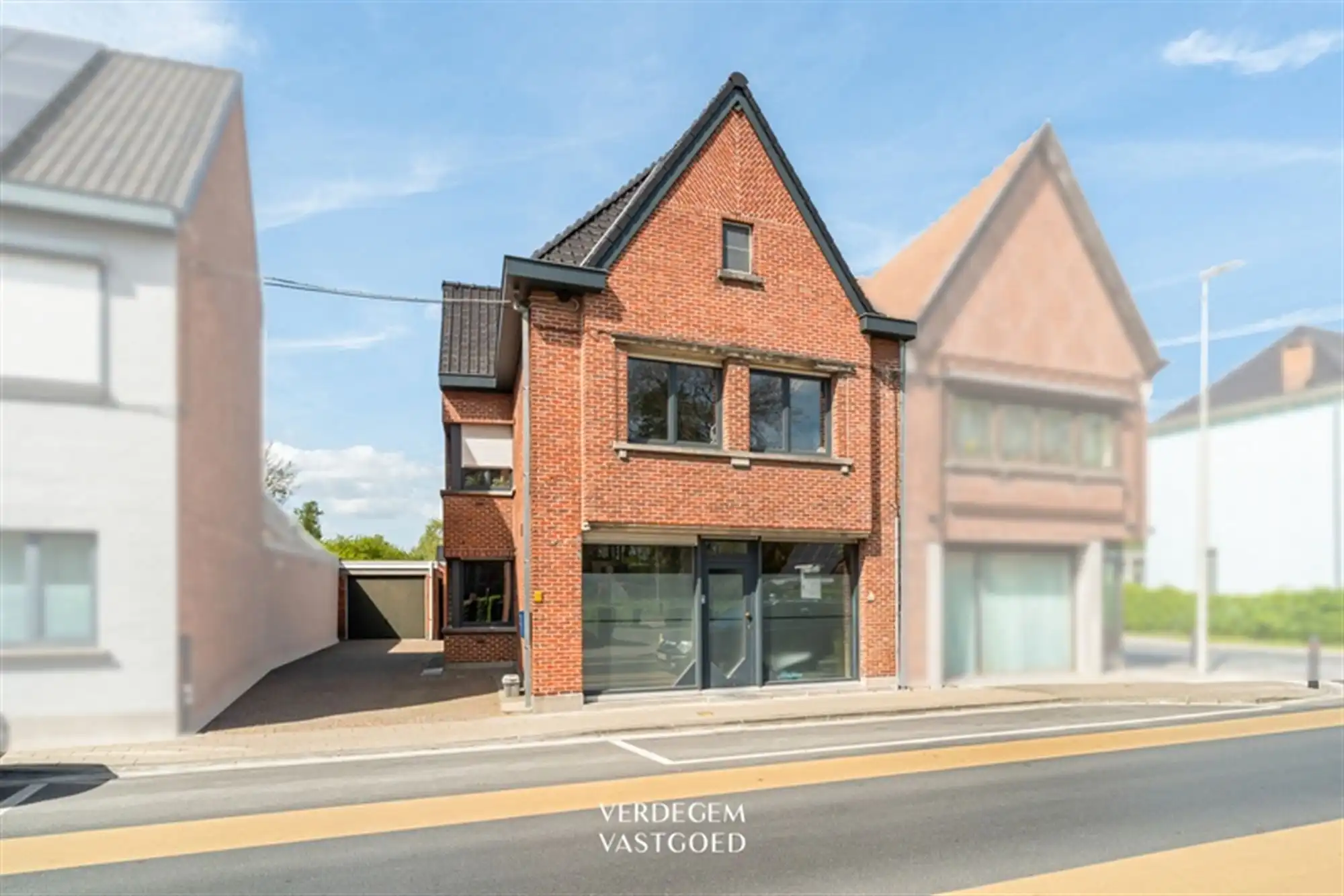 Opbrengsteigendom met 2 appartementen en 4 garages in het centrum van Sleidinge  foto {{pictureIndex}}