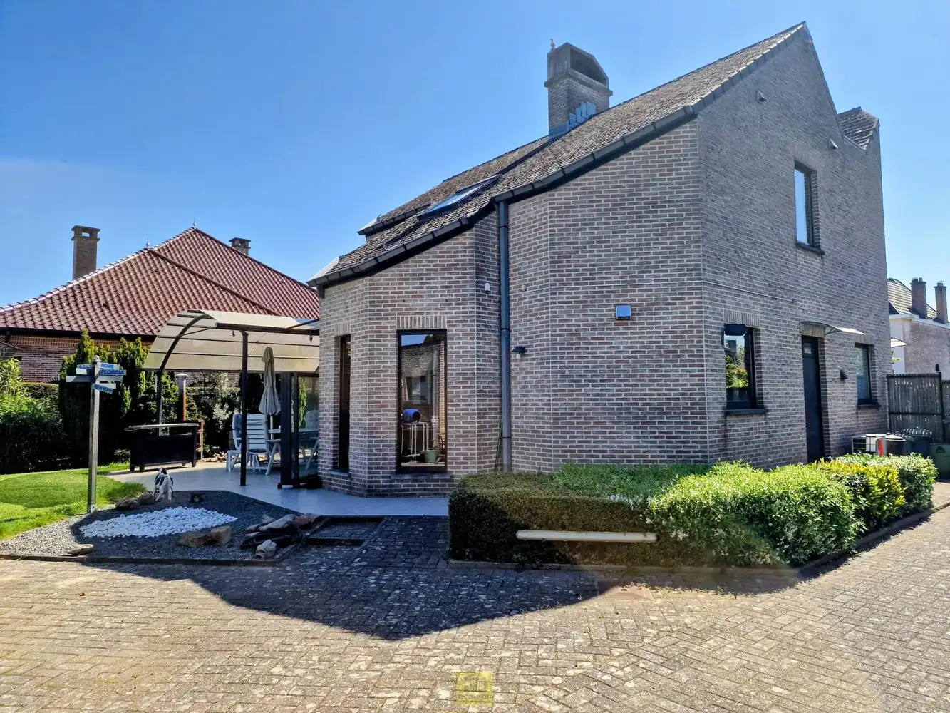 Instapklare open bebouwing met tal van extra’s en verrassend lage energiekosten foto {{pictureIndex}}
