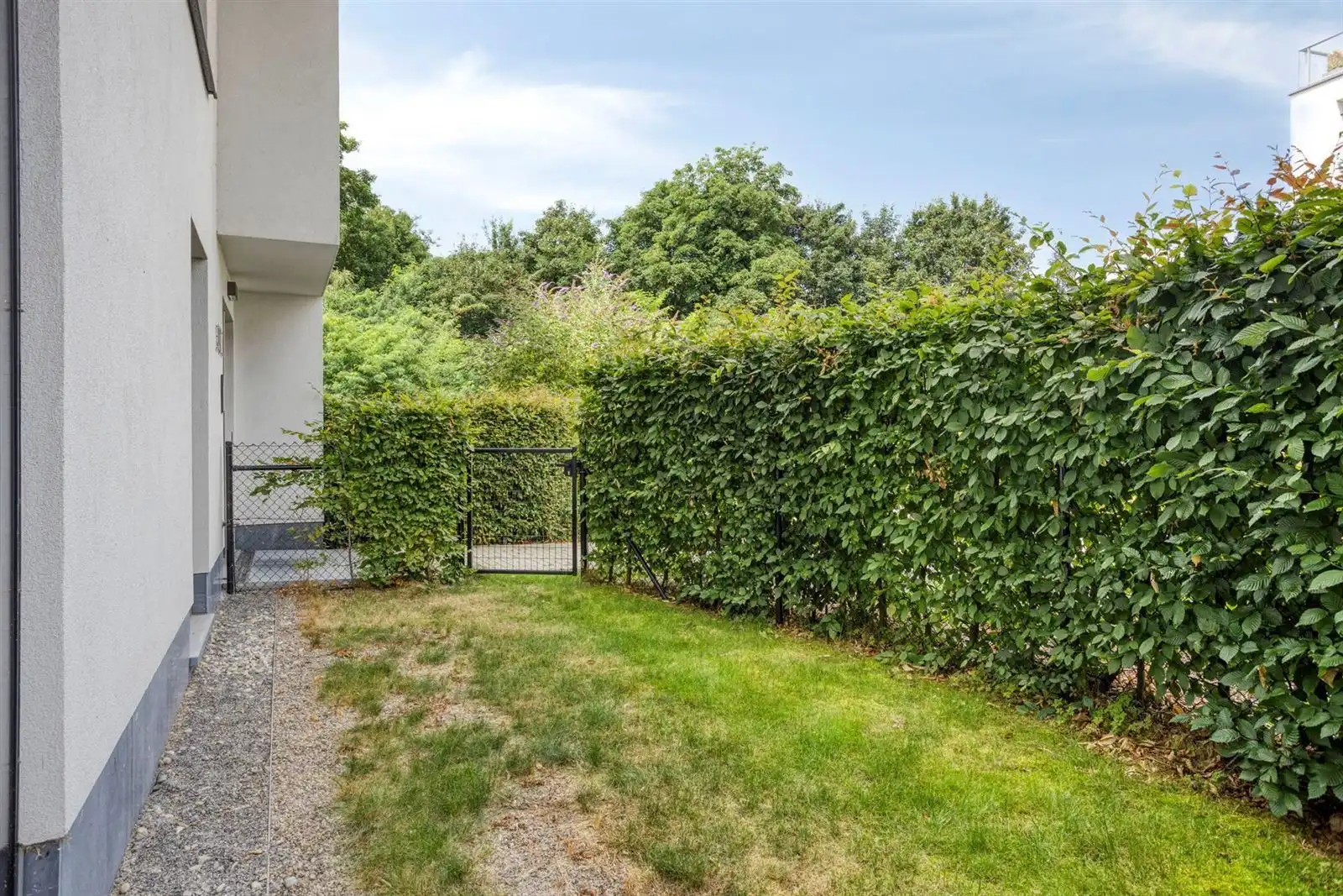 Prachtig recent gelijkvloers appartement met 2 slaapkamers, tuin en parking foto 26