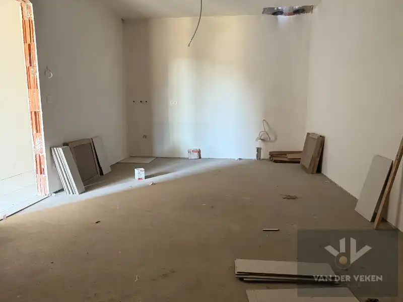 Ruime half open BEN-woning met 4 slaapkamers en inpandige garage te bewonderen in het gezellige Kermt. foto 8