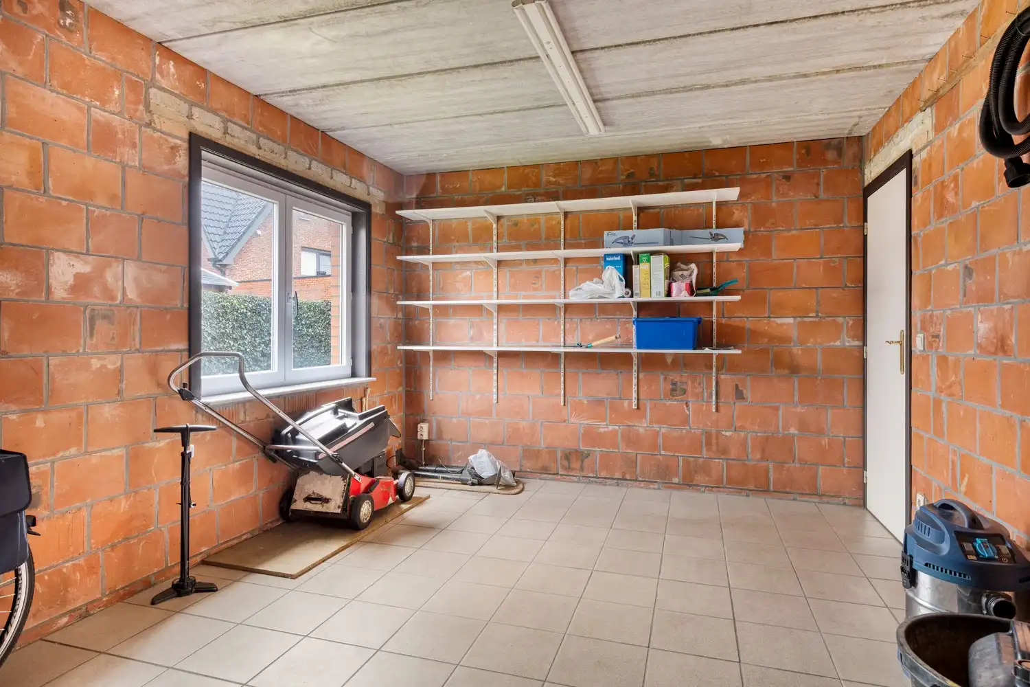 Halfopen bouwgrond met goed ingerichte dubbele garage foto 7