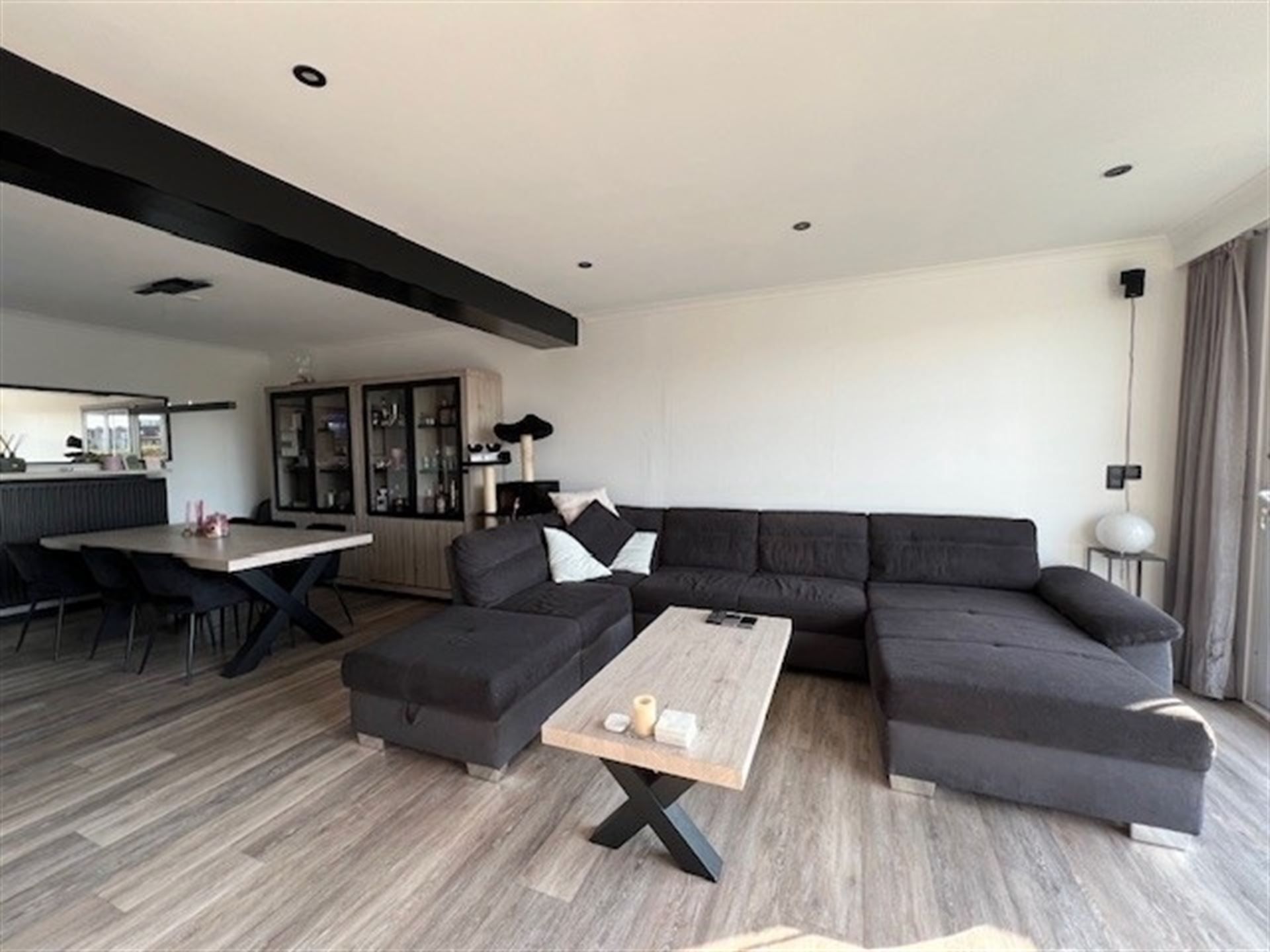 Bel-etage woning met ruime garage  en 2 badkamers! foto 5