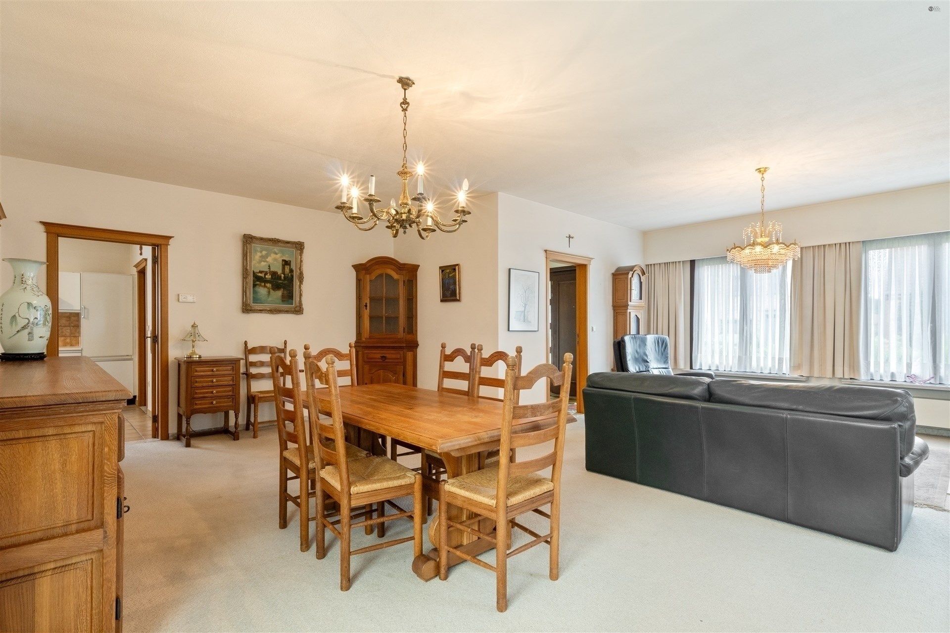 Goed onderhouden, ruime bungalow op 594m² grond foto 2