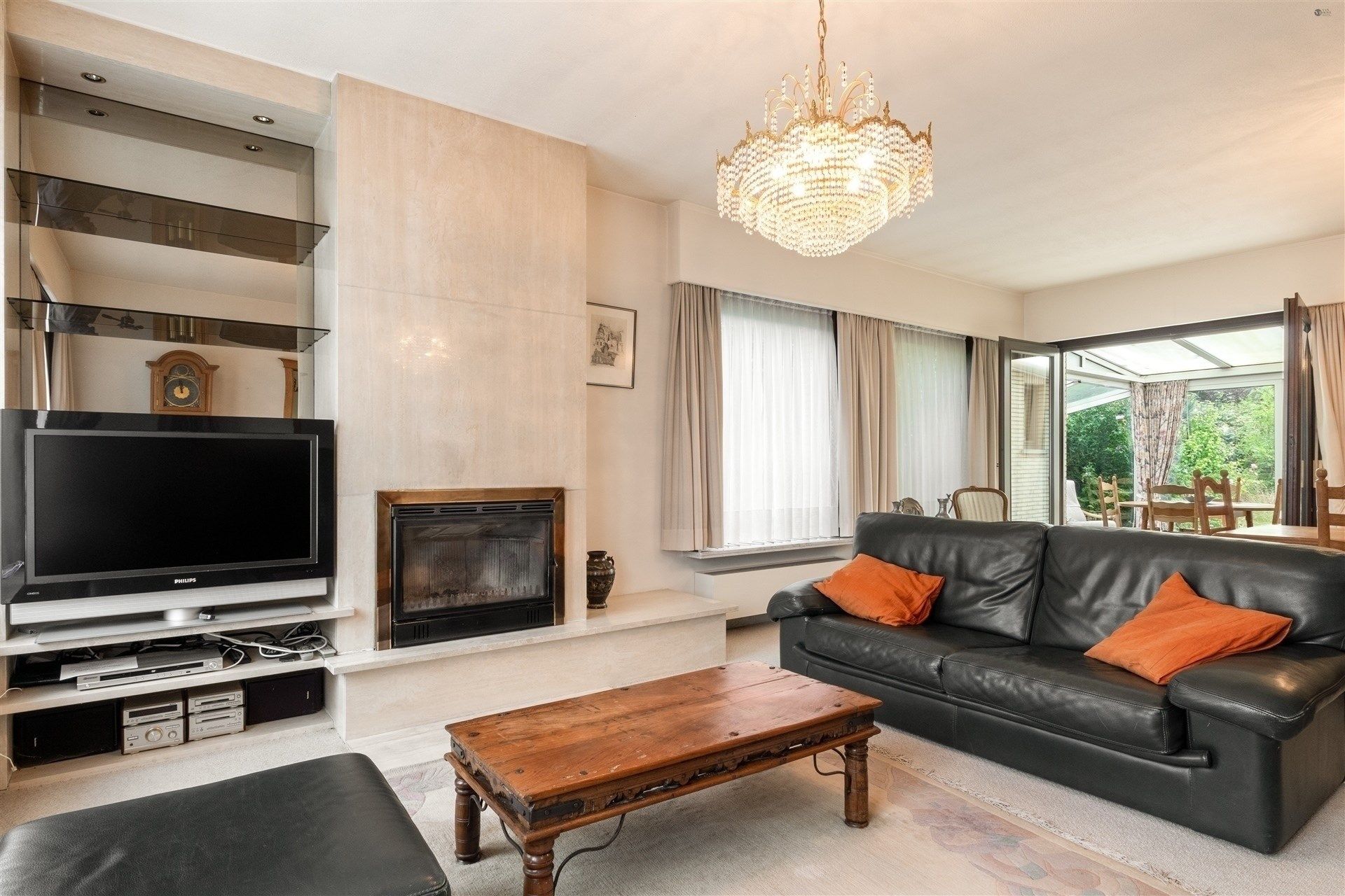 Goed onderhouden, ruime bungalow op 594m² grond foto 2