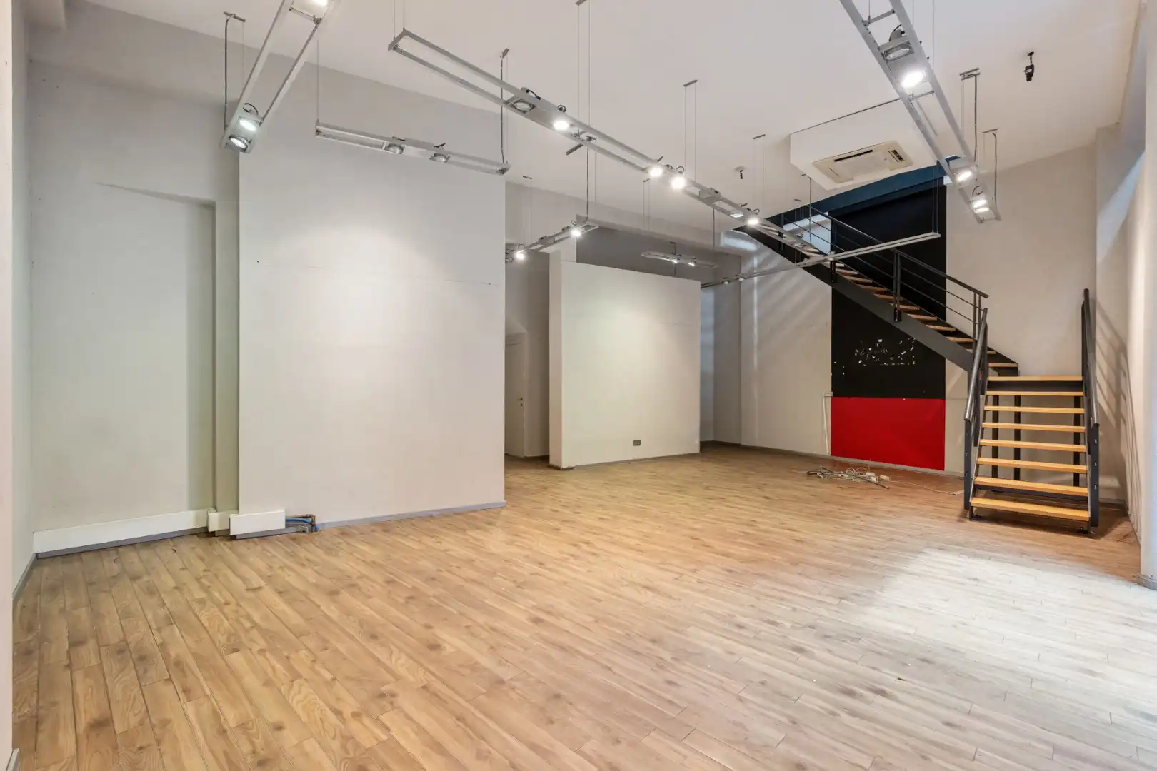 Handelspand, 150m², met 1-slaapkamerappartement op topligging in het centrum  foto 2