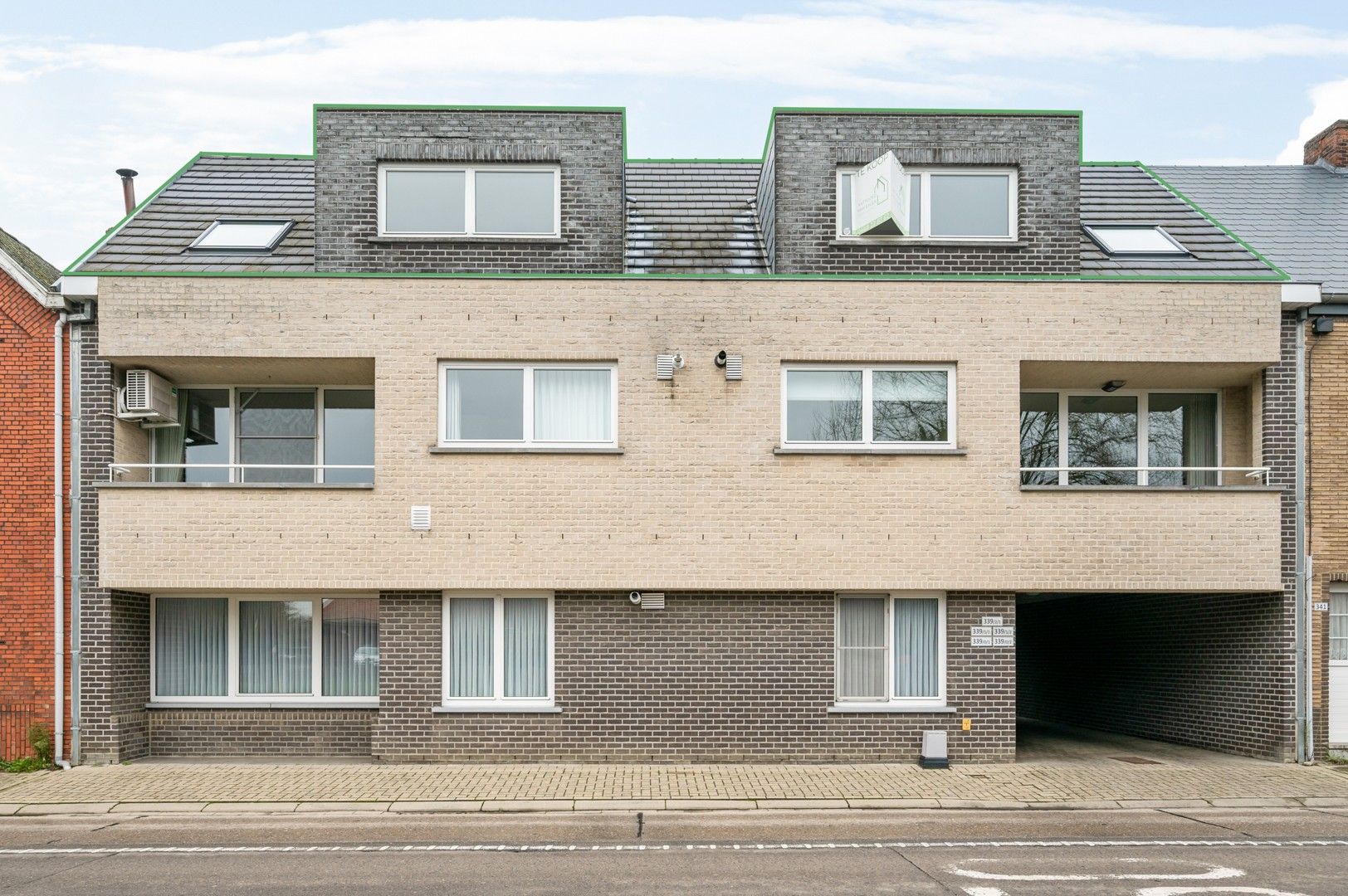 Ruim dakappartement met prachtig terras, 2 slaapkamers en aparte garage! foto {{pictureIndex}}