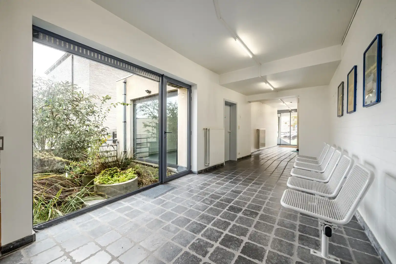 Ruim veelzijdig handelspand met woonst in hartje Kruisem foto 9