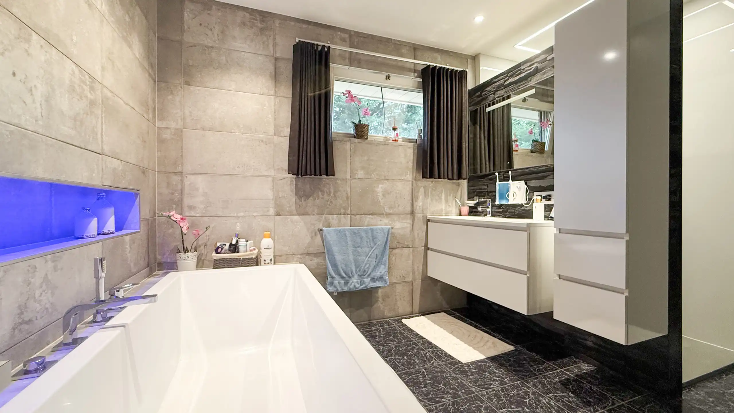 Gelijkvloerse woning met ruim magazijn en zwembad! foto 17