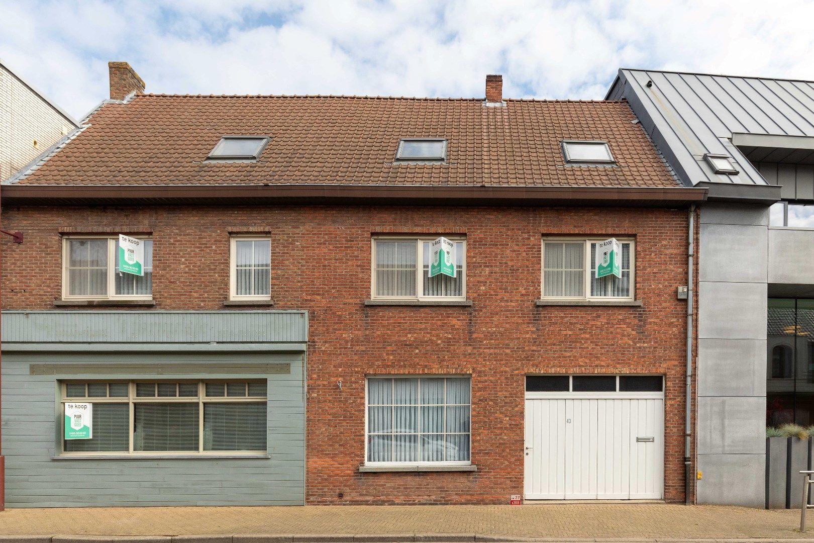 Ruime woning met  5 slaapkamers, grote garage en nog veel meer mogelijkheden in het hart van Aartrijke foto 1