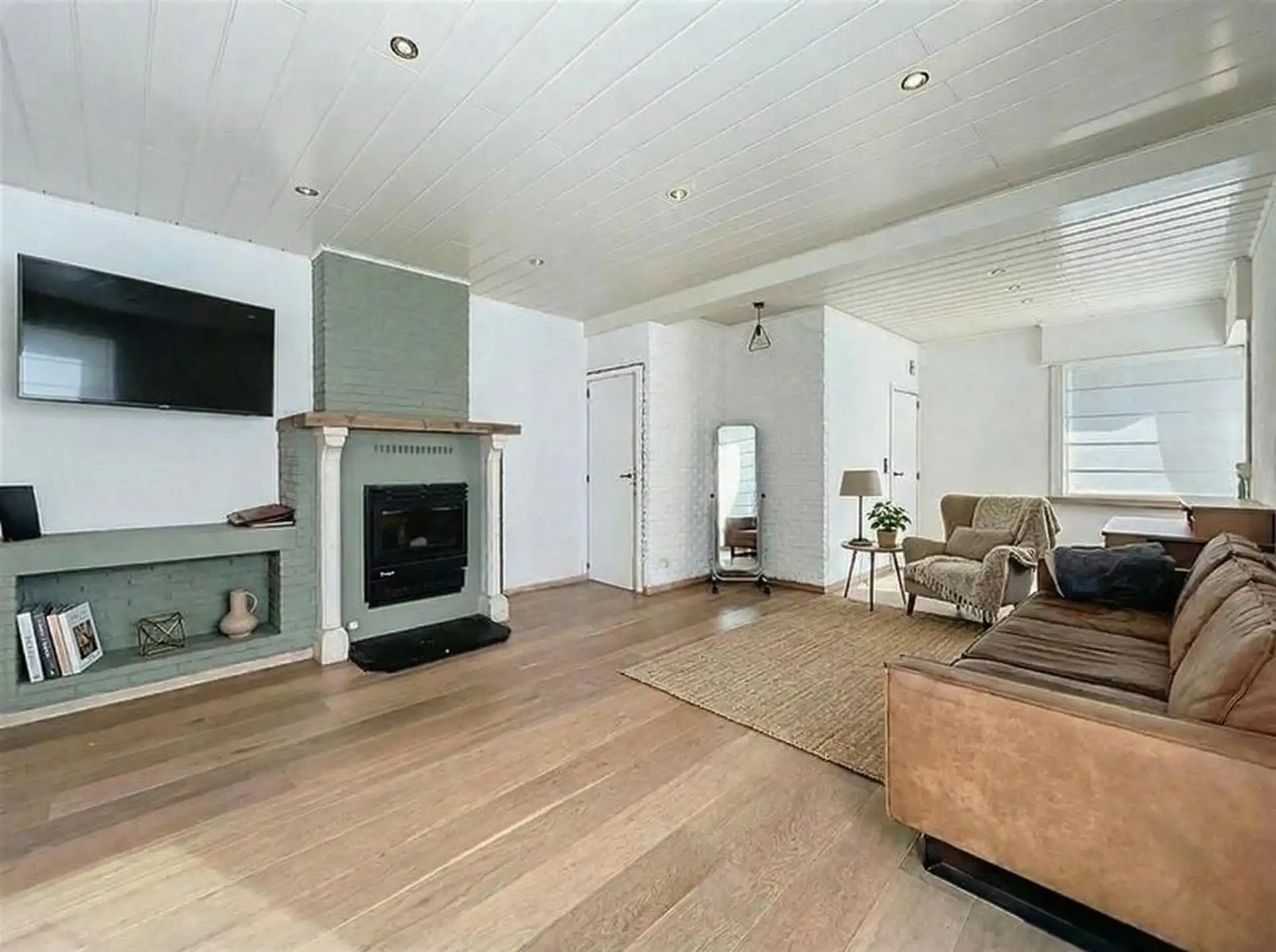  half open bebouwing met 3 slaapkamers en oprit voor meerdere wagens op toplocatie foto 2